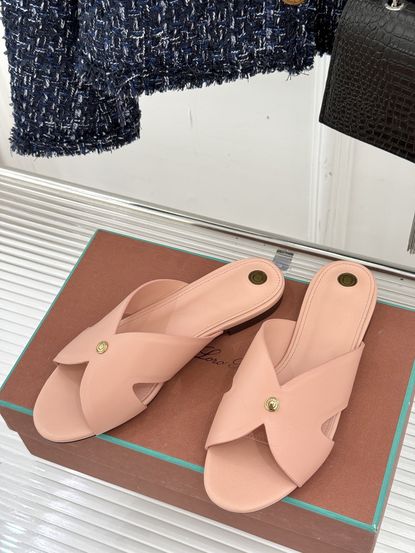 
Loro Piana/ LP  经典复古绝美
平底坡跟拖鞋
简约即时髦 松弛的高级感
感受夏日感高级穿
