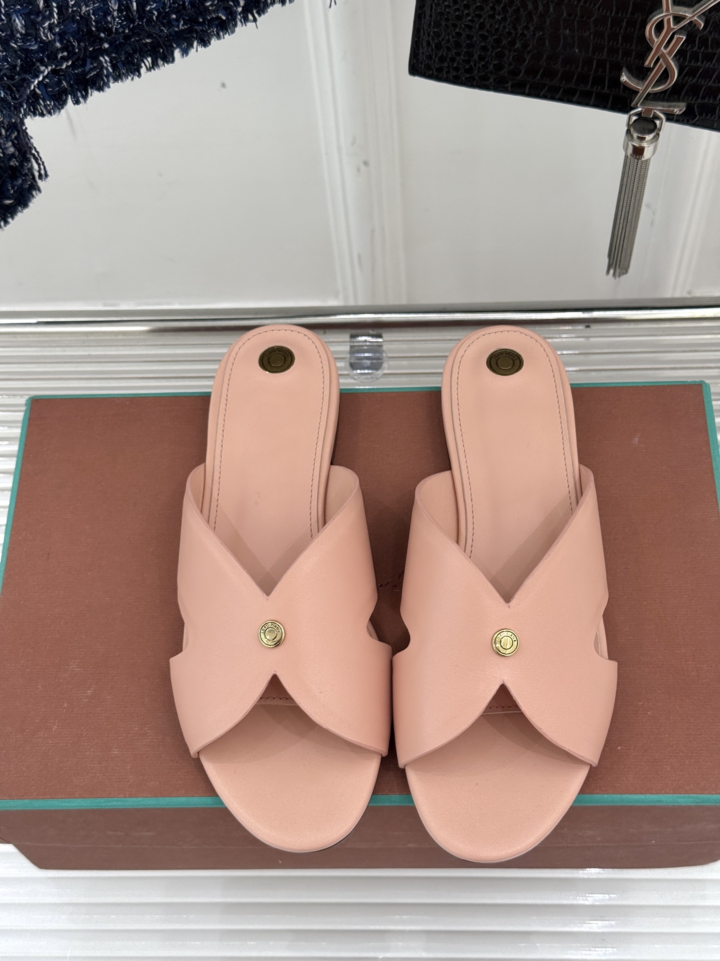 
Loro Piana/ LP  经典复古绝美
平底坡跟拖鞋
简约即时髦 松弛的高级感
感受夏日感高级穿