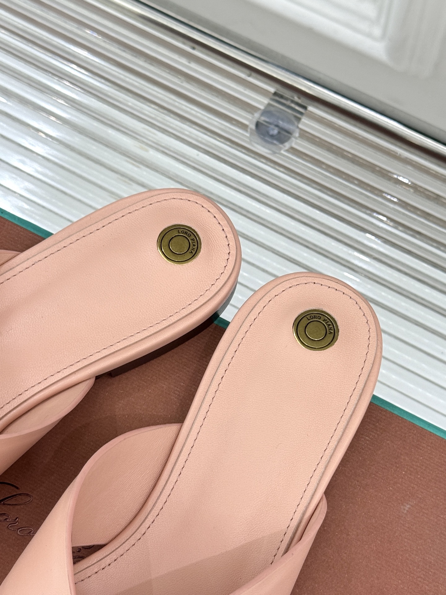 
Loro Piana/ LP  经典复古绝美
平底坡跟拖鞋
简约即时髦 松弛的高级感
感受夏日感高级穿