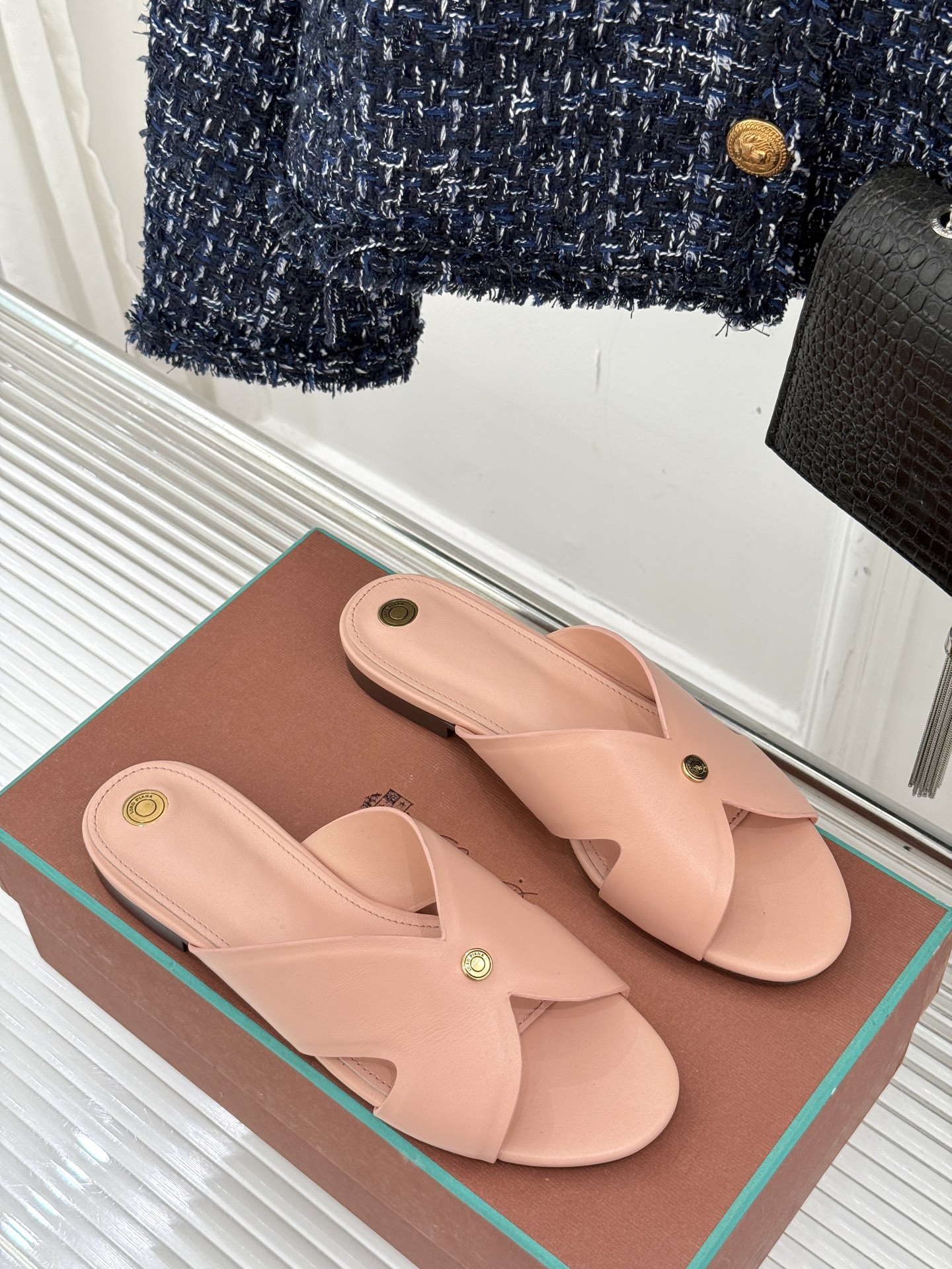 
Loro Piana/ LP  经典复古绝美
平底坡跟拖鞋
简约即时髦 松弛的高级感
感受夏日感高级穿