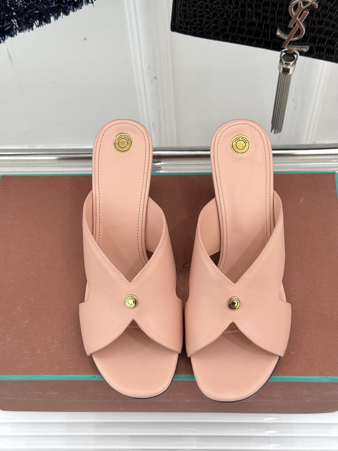 
Loro Piana/ LP  经典复古绝美
平底坡跟拖鞋
简约即时髦 松弛的高级感
感受夏日感高级穿