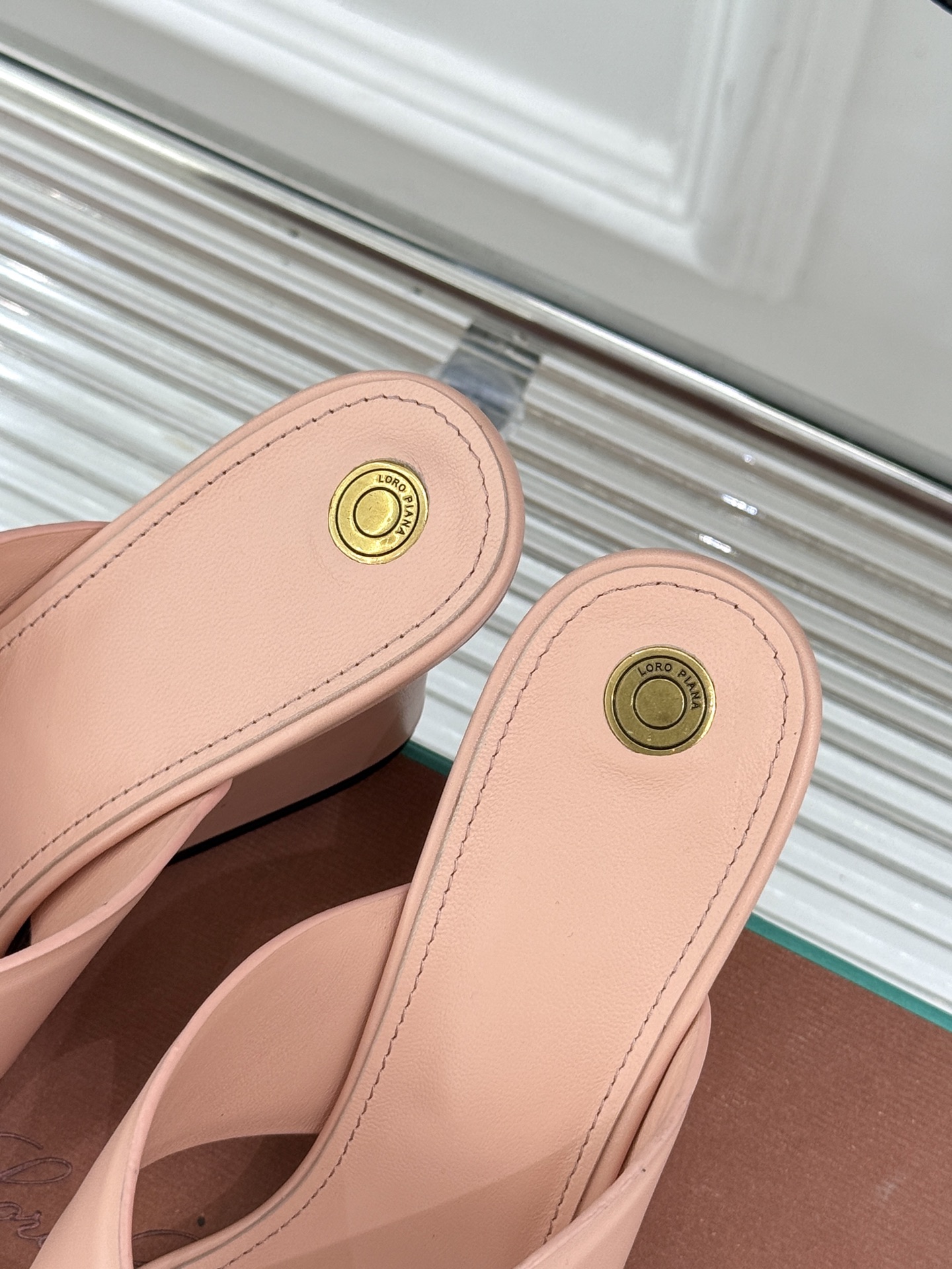 
Loro Piana/ LP  经典复古绝美
平底坡跟拖鞋
简约即时髦 松弛的高级感
感受夏日感高级穿