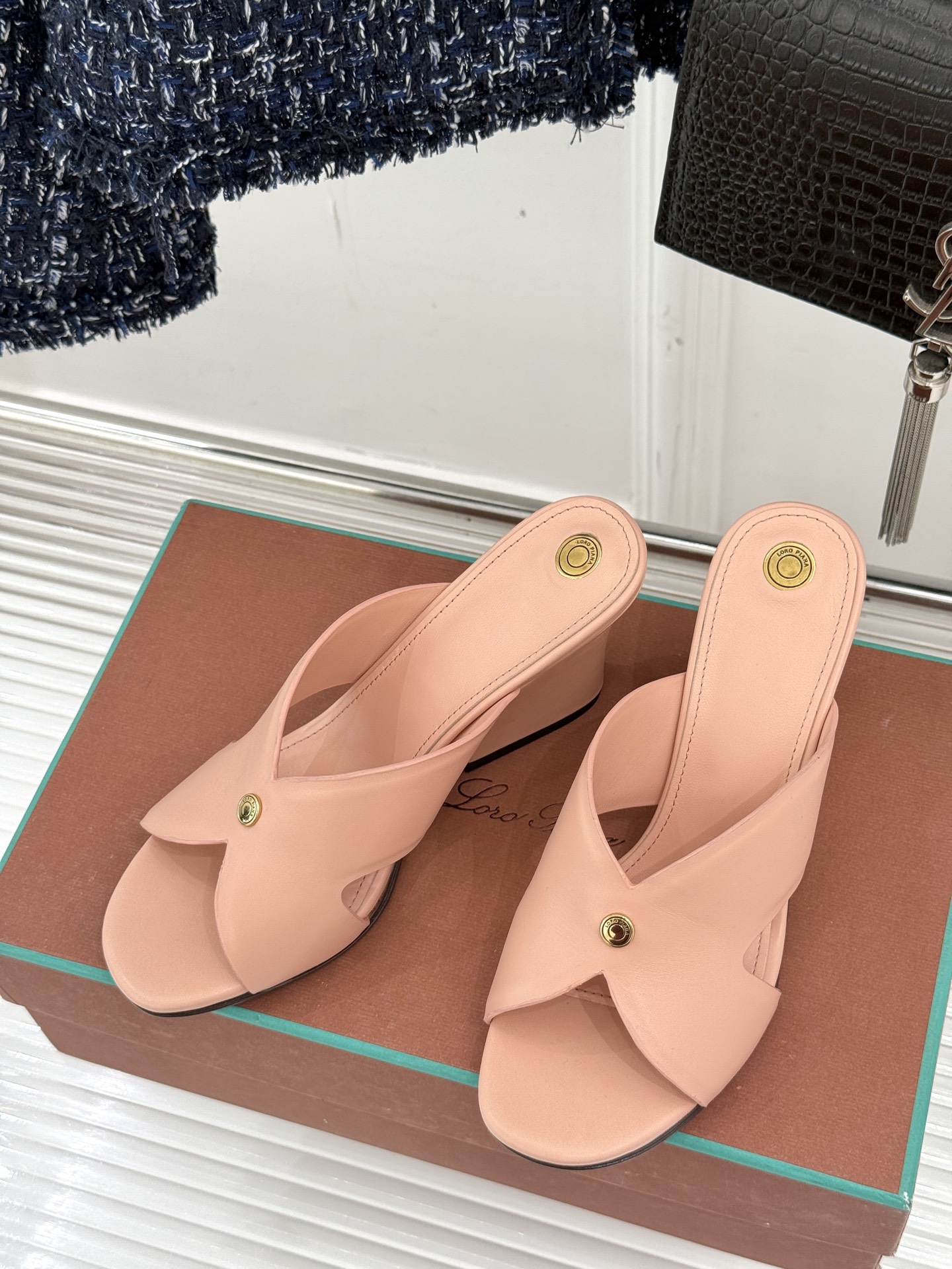 
Loro Piana/ LP  经典复古绝美
平底坡跟拖鞋
简约即时髦 松弛的高级感
感受夏日感高级穿