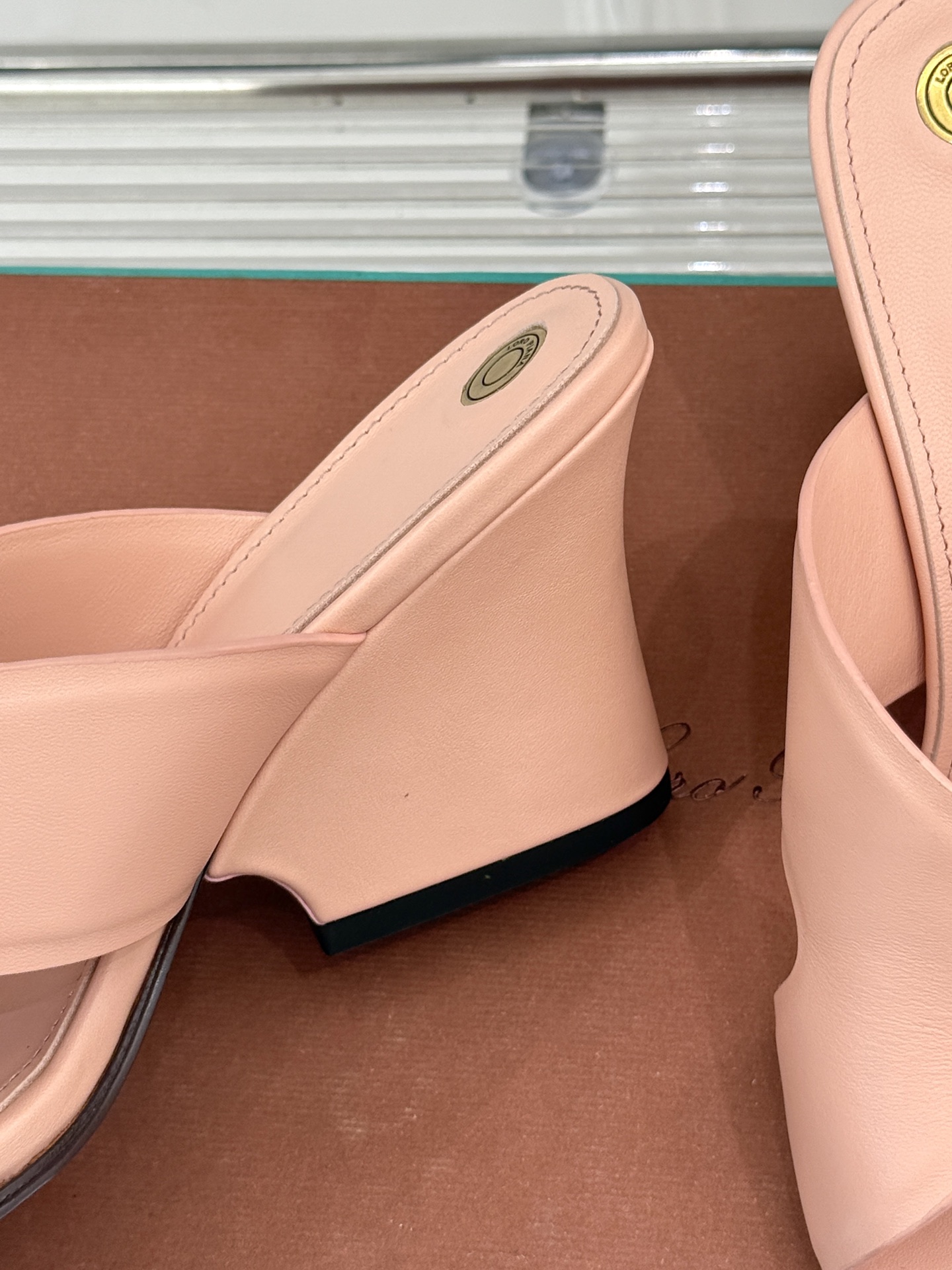 
Loro Piana/ LP  经典复古绝美
平底坡跟拖鞋
简约即时髦 松弛的高级感
感受夏日感高级穿