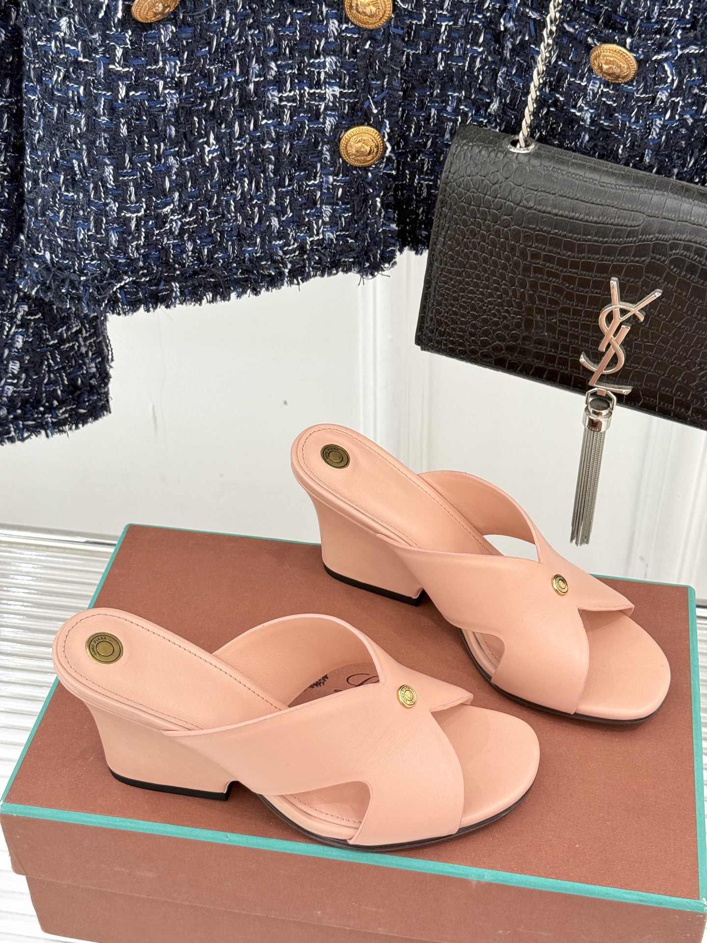 
Loro Piana/ LP  经典复古绝美
平底坡跟拖鞋
简约即时髦 松弛的高级感
感受夏日感高级穿