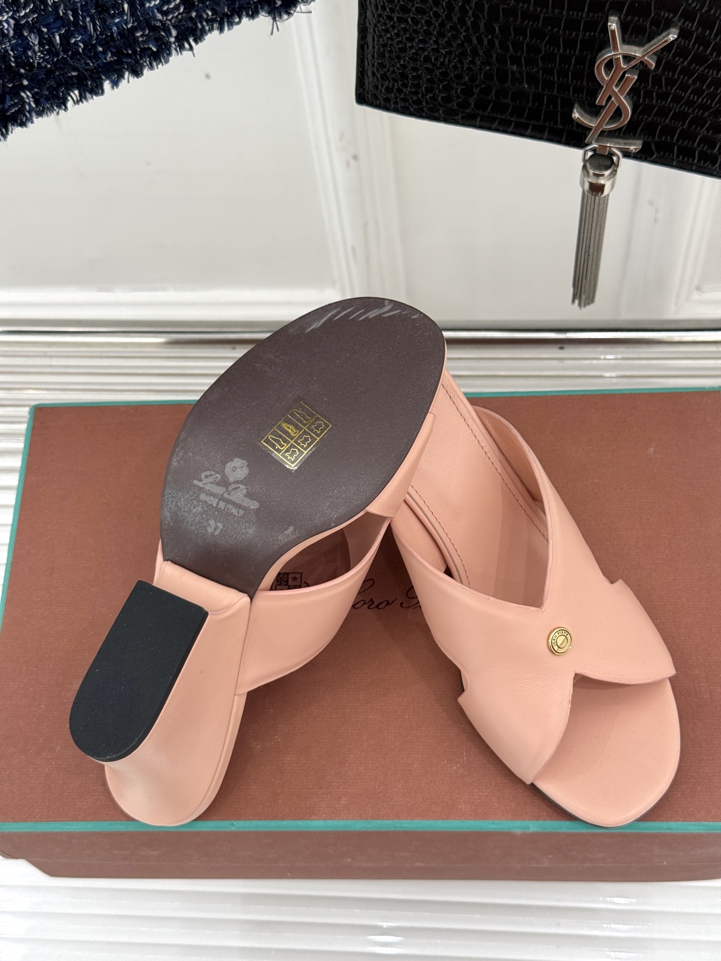 
Loro Piana/ LP  经典复古绝美
平底坡跟拖鞋
简约即时髦 松弛的高级感
感受夏日感高级穿