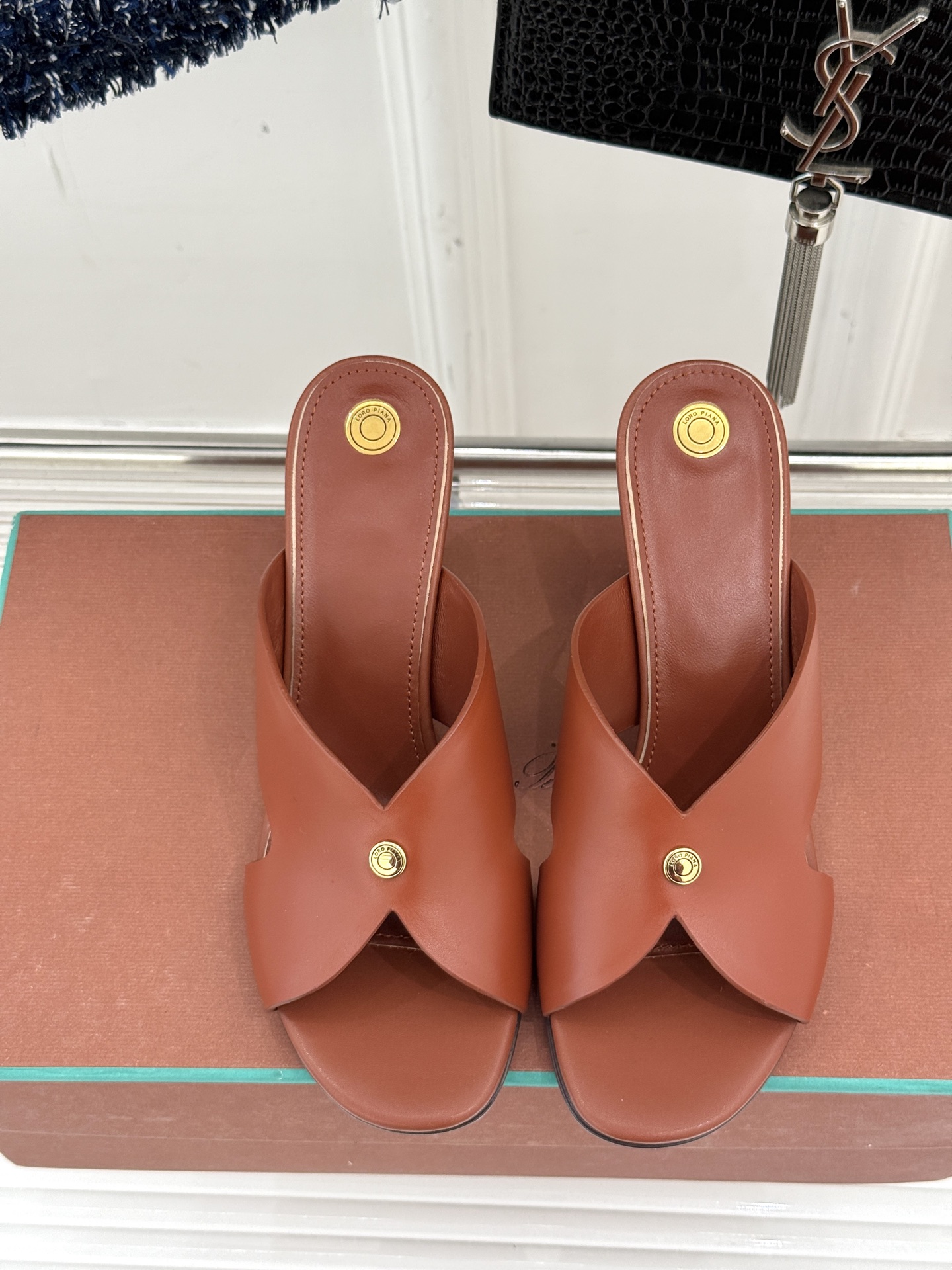 
Loro Piana/ LP  经典复古绝美
平底坡跟拖鞋
简约即时髦 松弛的高级感
感受夏日感高级穿