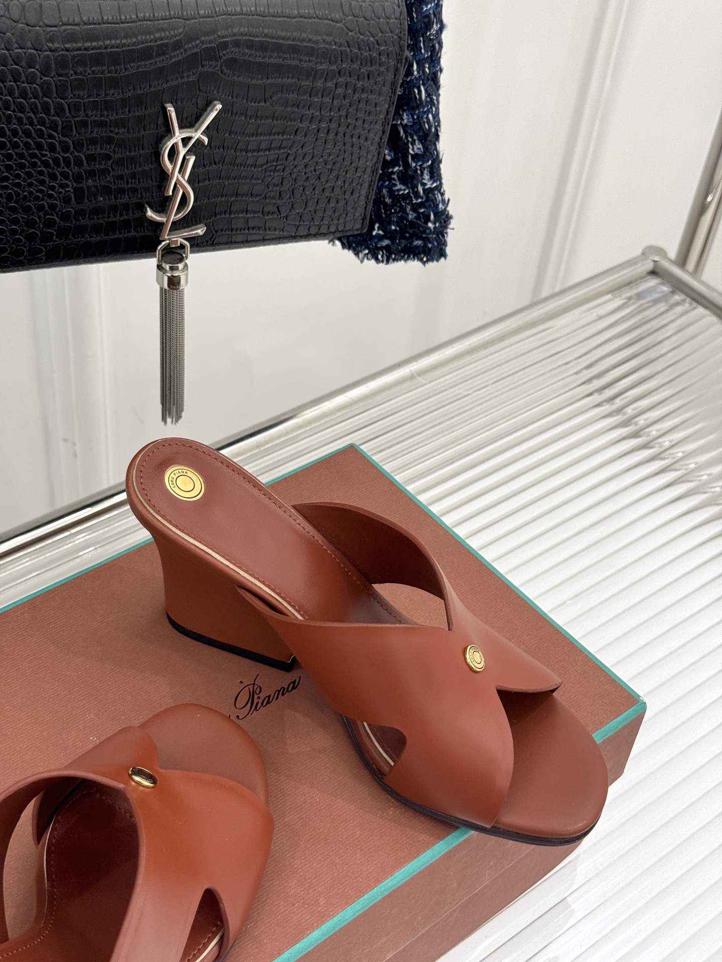 
Loro Piana/ LP  经典复古绝美
平底坡跟拖鞋
简约即时髦 松弛的高级感
感受夏日感高级穿
