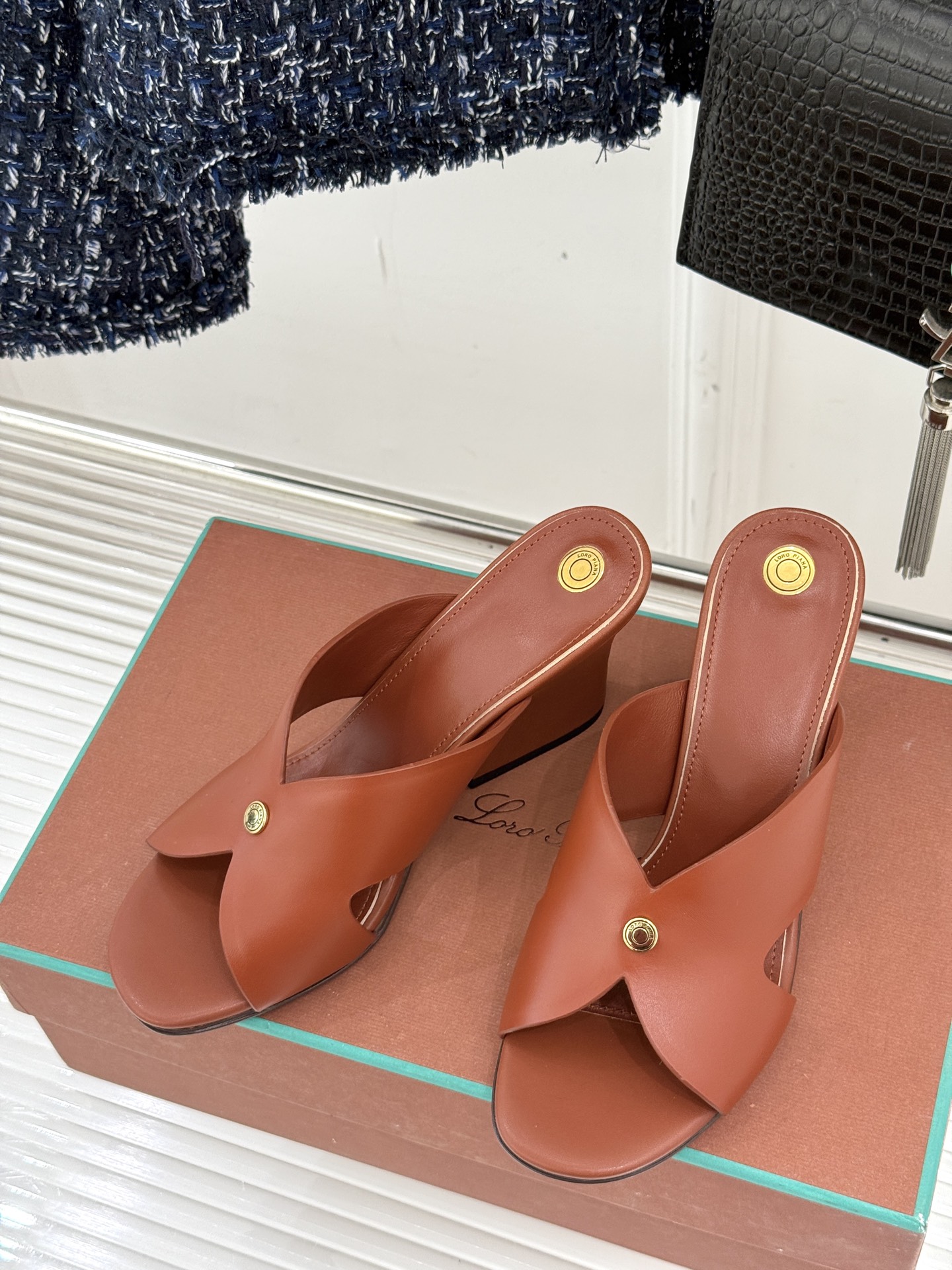 
Loro Piana/ LP  经典复古绝美
平底坡跟拖鞋
简约即时髦 松弛的高级感
感受夏日感高级穿