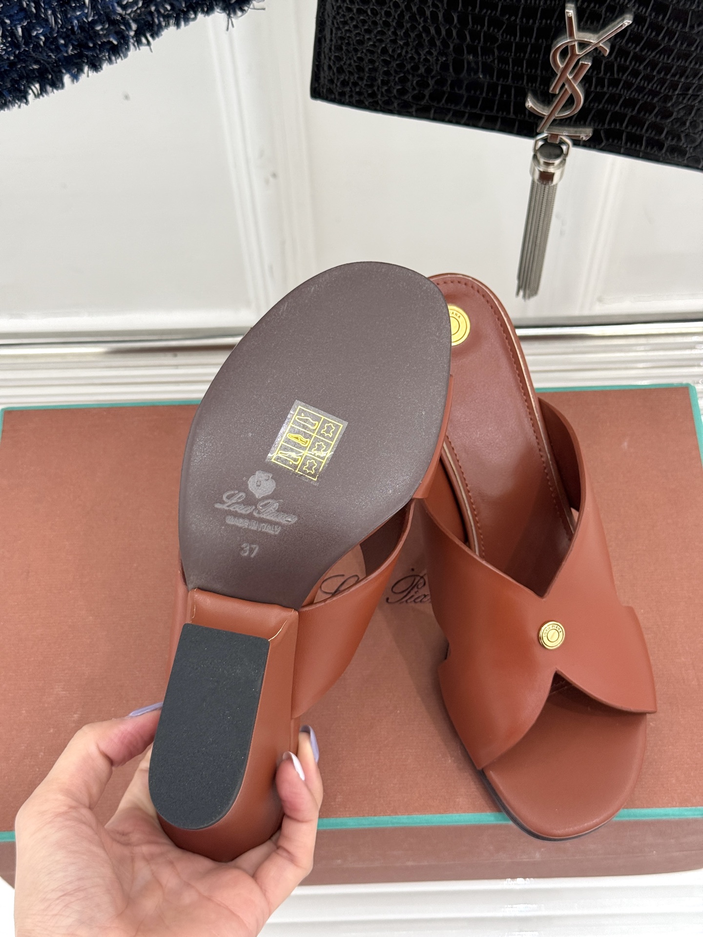 
Loro Piana/ LP  经典复古绝美
平底坡跟拖鞋
简约即时髦 松弛的高级感
感受夏日感高级穿
