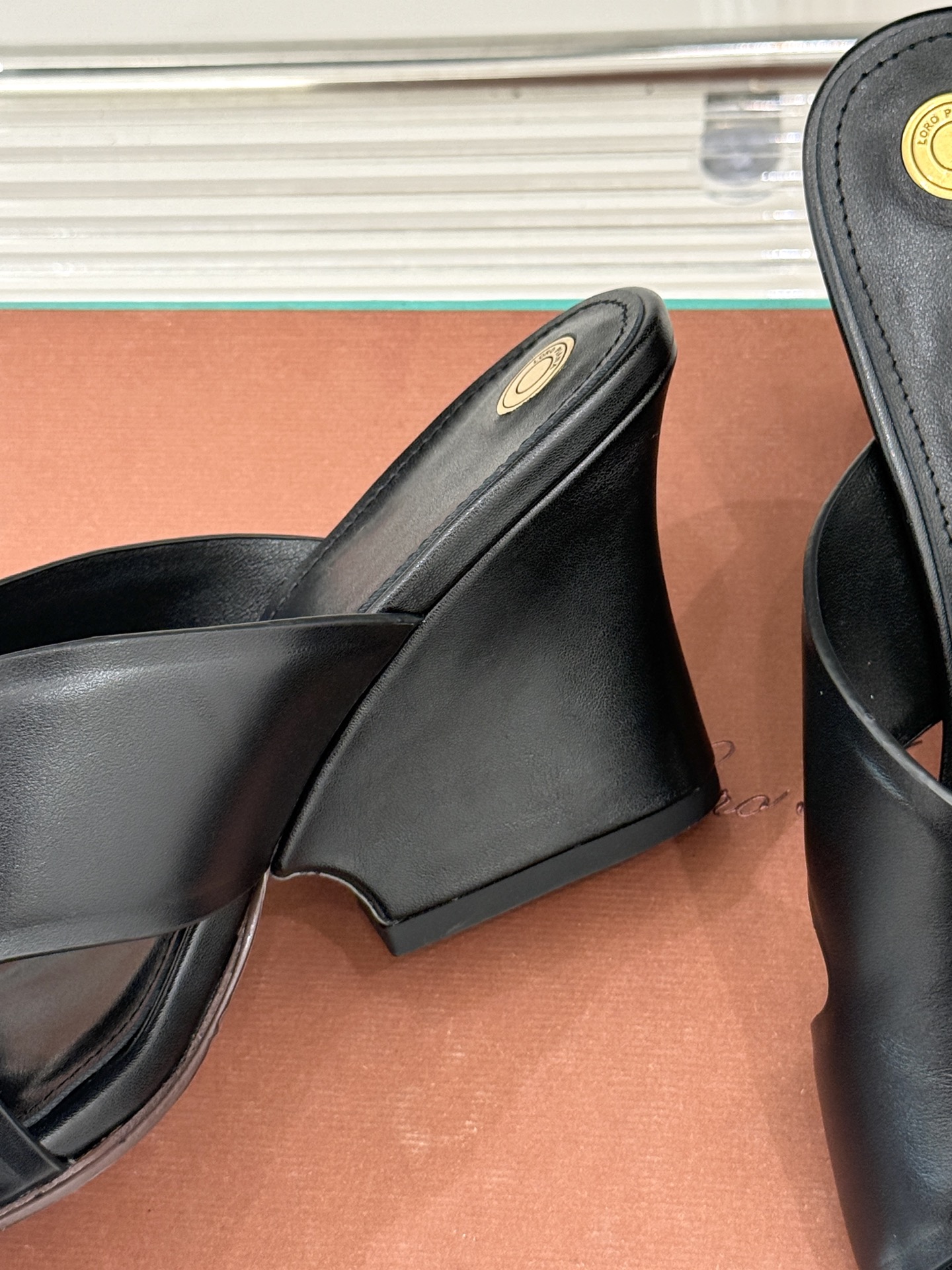 
Loro Piana/ LP  经典复古绝美
平底坡跟拖鞋
简约即时髦 松弛的高级感
感受夏日感高级穿