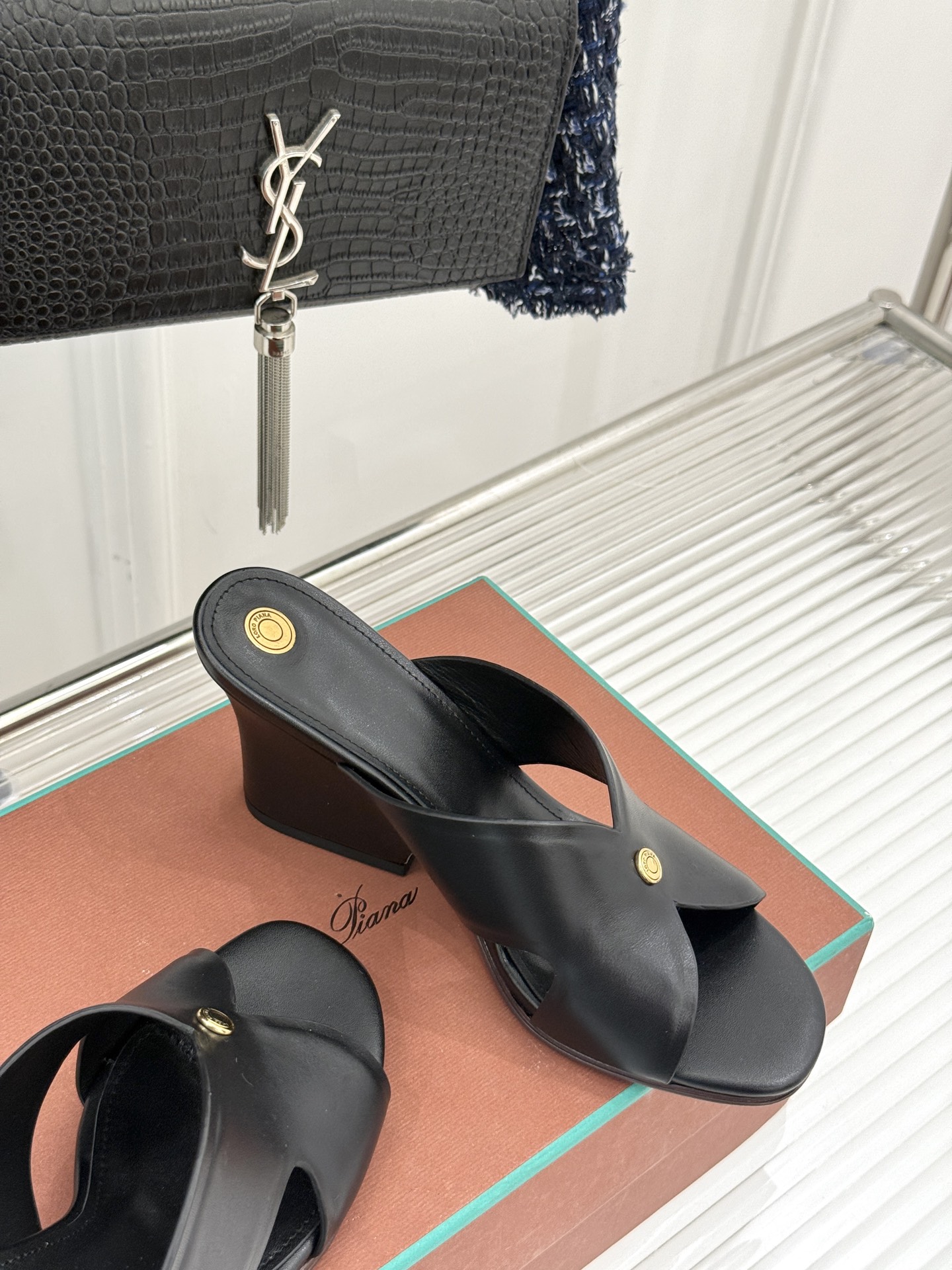 
Loro Piana/ LP  经典复古绝美
平底坡跟拖鞋
简约即时髦 松弛的高级感
感受夏日感高级穿