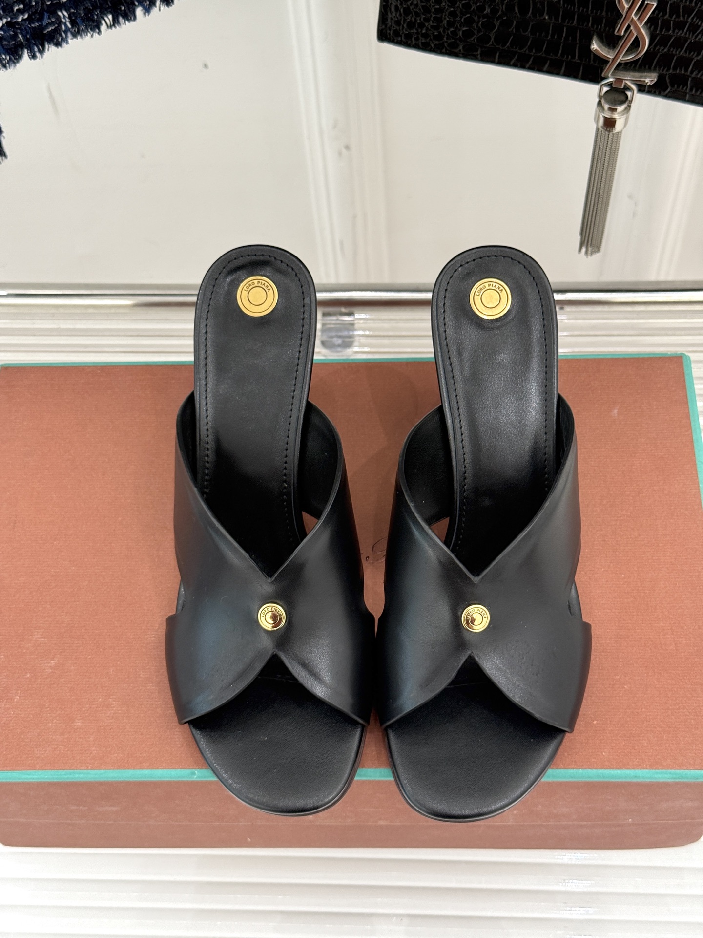 
Loro Piana/ LP  经典复古绝美
平底坡跟拖鞋
简约即时髦 松弛的高级感
感受夏日感高级穿