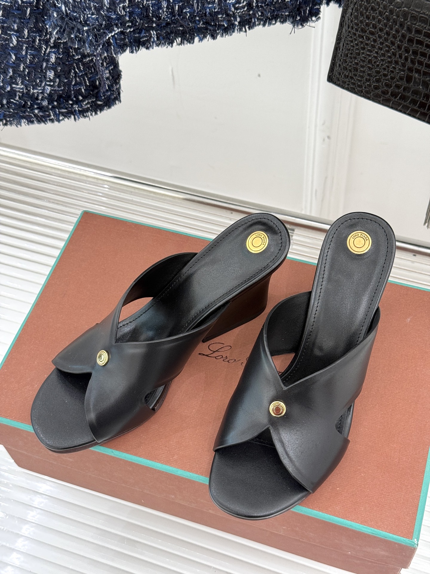 
Loro Piana/ LP  经典复古绝美
平底坡跟拖鞋
简约即时髦 松弛的高级感
感受夏日感高级穿