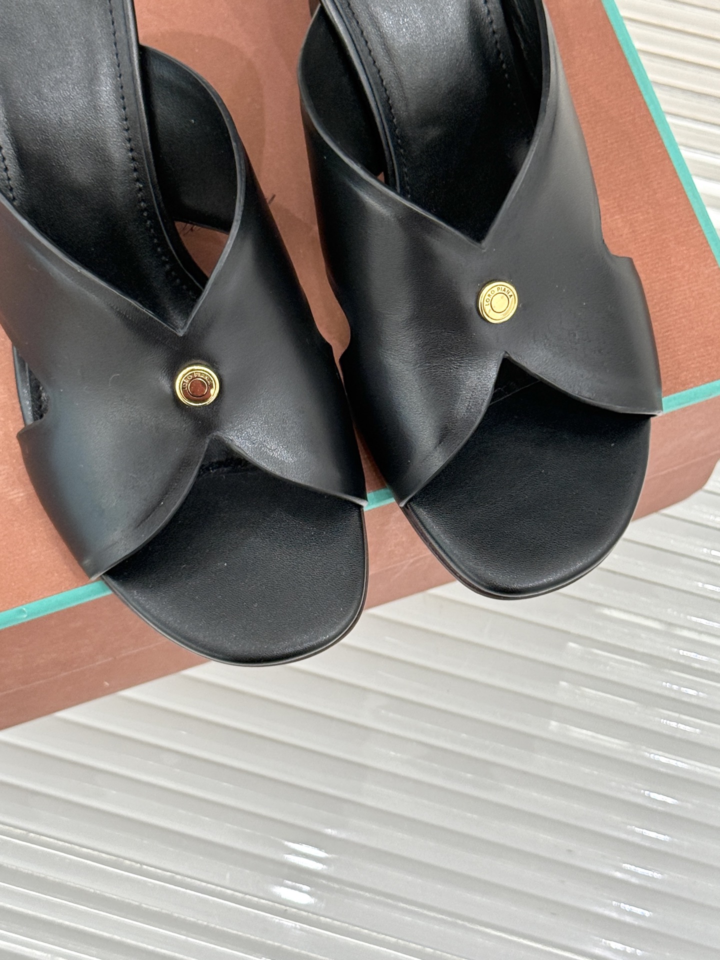 
Loro Piana/ LP  经典复古绝美
平底坡跟拖鞋
简约即时髦 松弛的高级感
感受夏日感高级穿