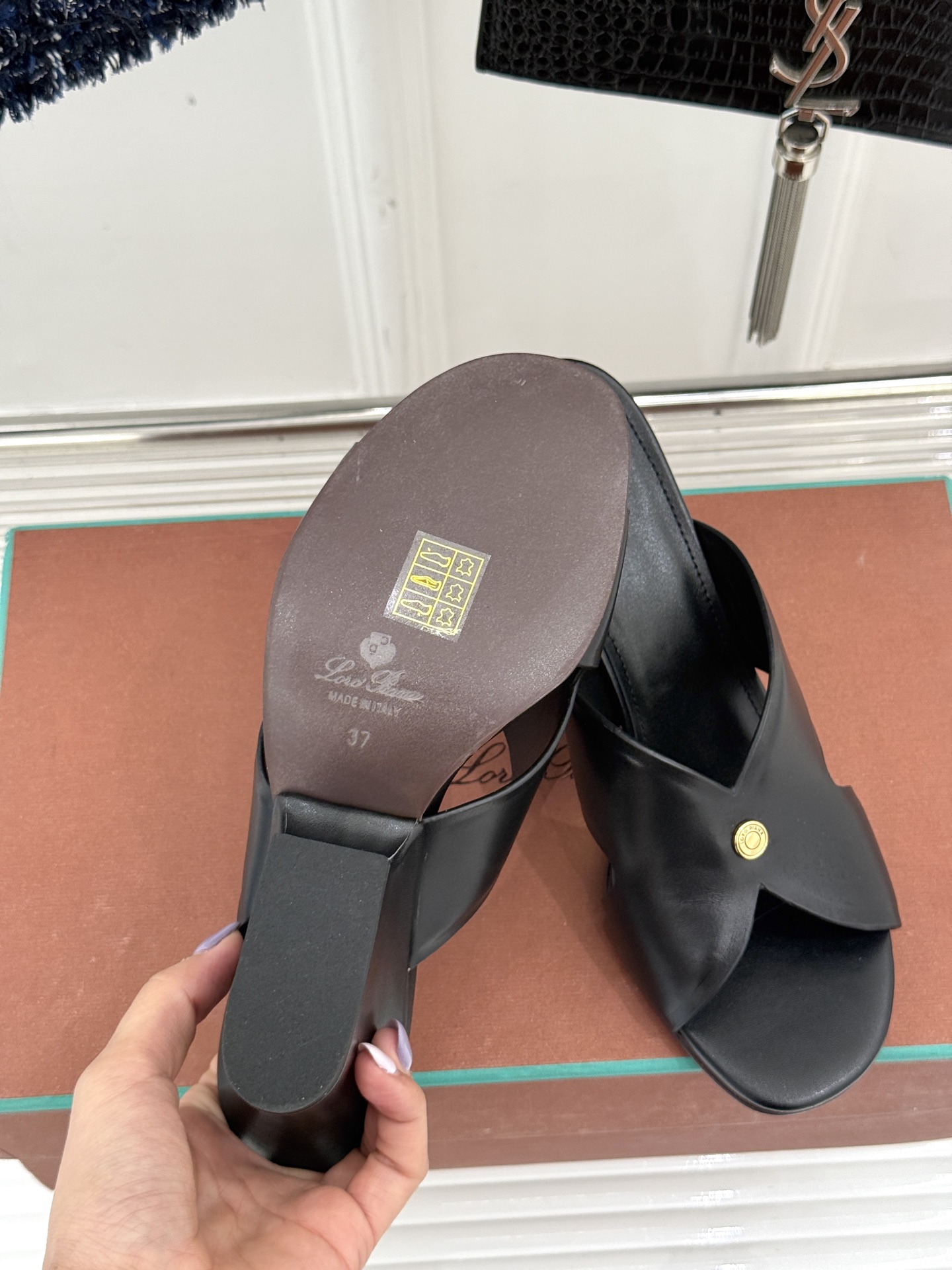
Loro Piana/ LP  经典复古绝美
平底坡跟拖鞋
简约即时髦 松弛的高级感
感受夏日感高级穿
