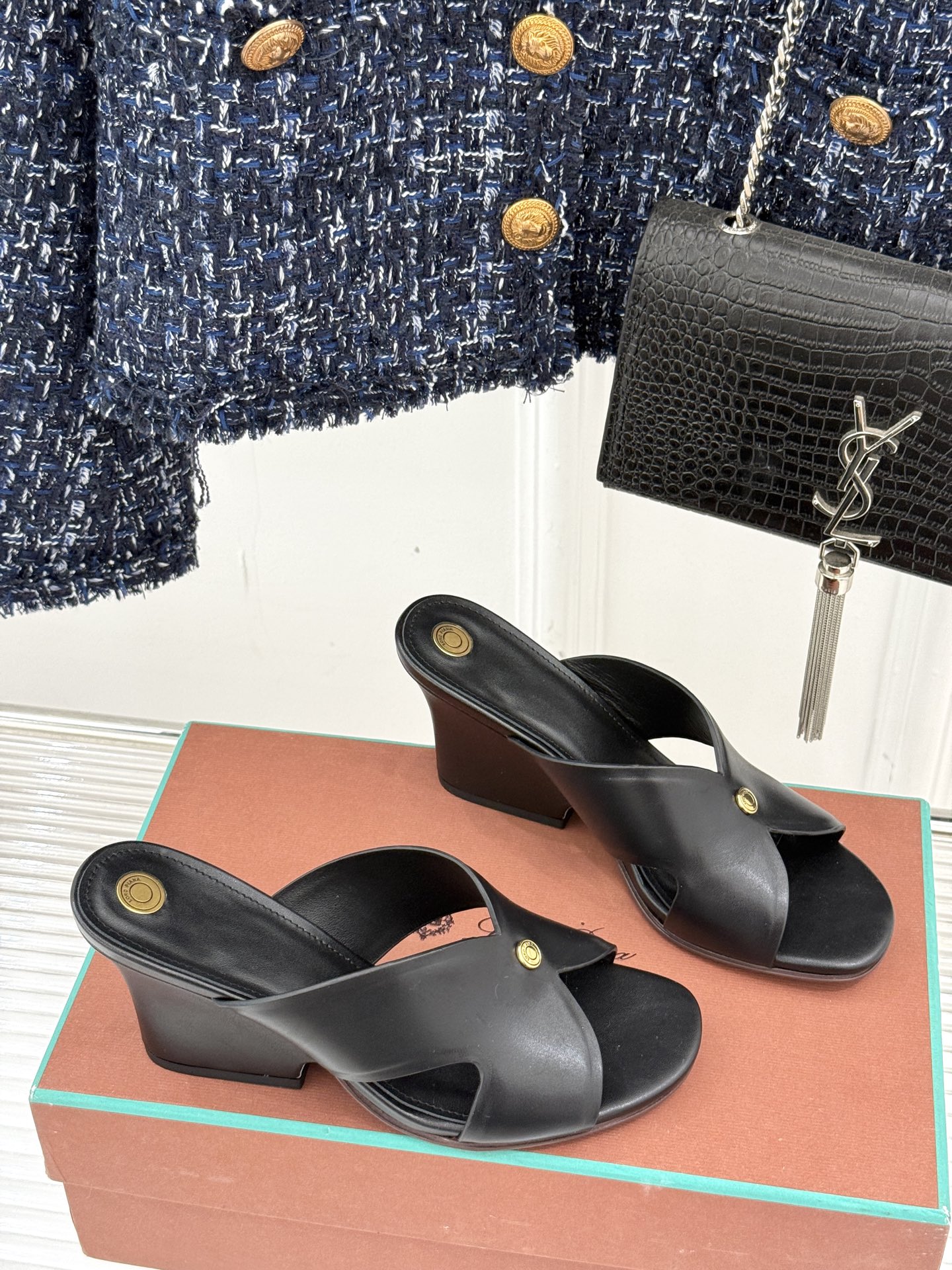 
Loro Piana/ LP  经典复古绝美
平底坡跟拖鞋
简约即时髦 松弛的高级感
感受夏日感高级穿