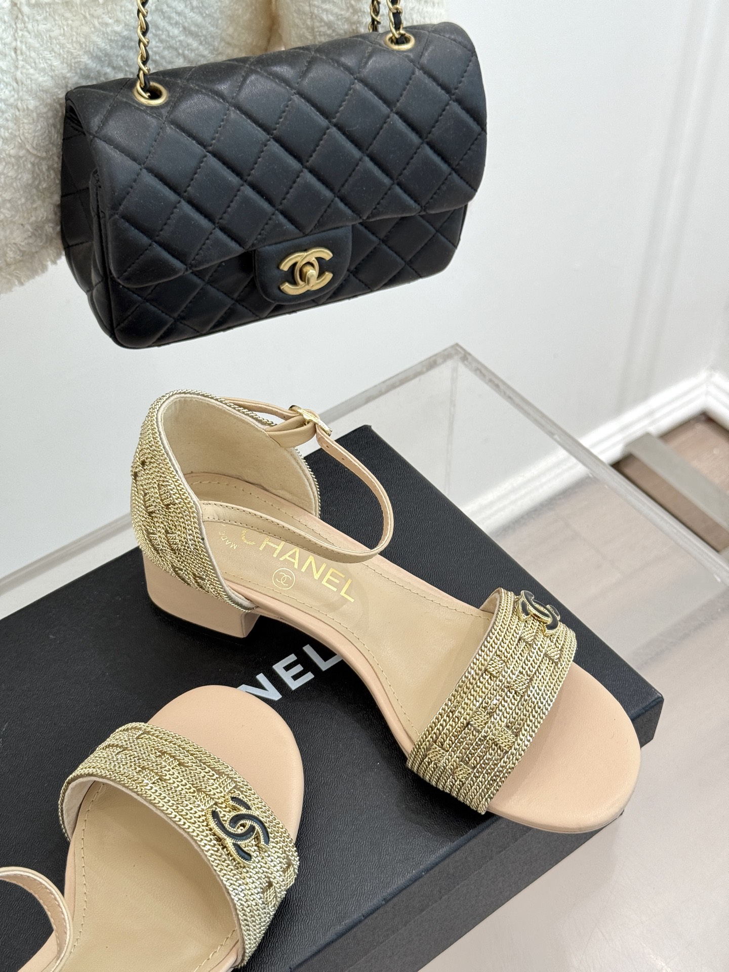 
CHANE*｜小香25。春夏新品 
双C链条⛓️度假风粗跟凉鞋 
今年香奶奶推出了全新夏日度假系列 
