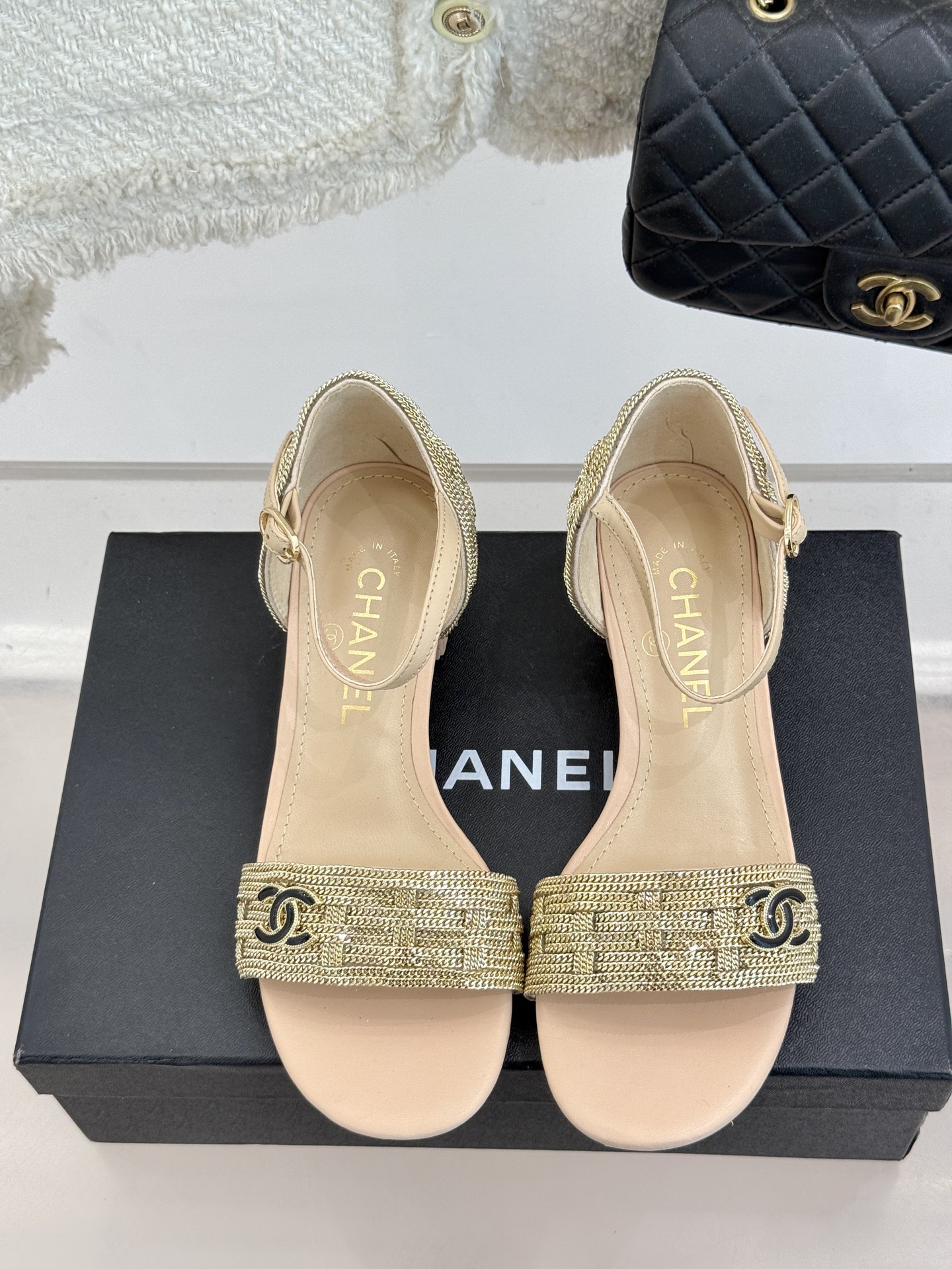 
CHANE*｜小香25。春夏新品 
双C链条⛓️度假风粗跟凉鞋 
今年香奶奶推出了全新夏日度假系列 
