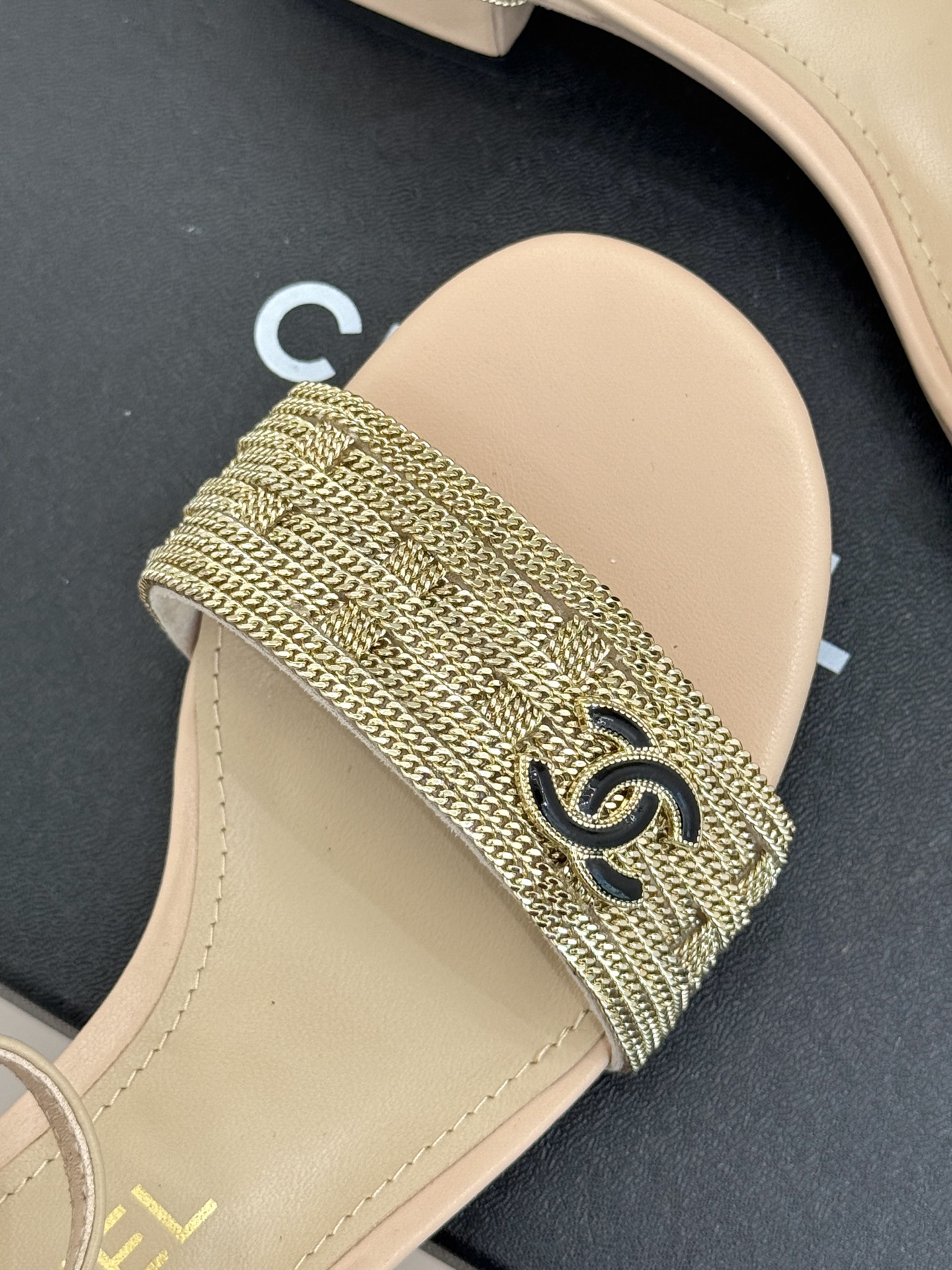 
CHANE*｜小香25。春夏新品 
双C链条⛓️度假风粗跟凉鞋 
今年香奶奶推出了全新夏日度假系列 
