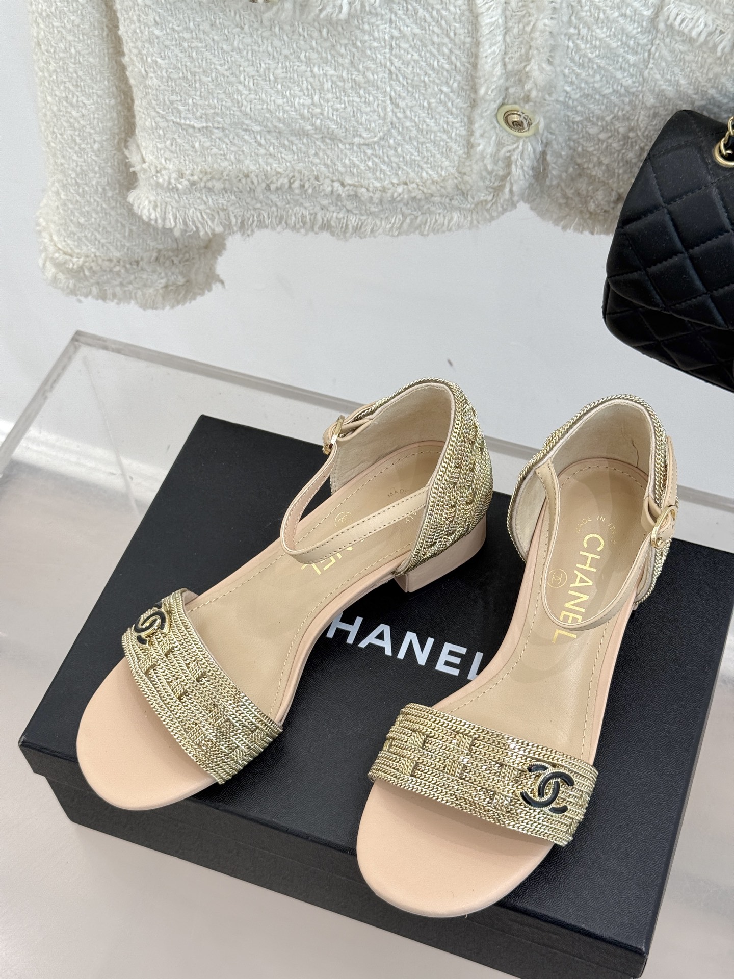 
CHANE*｜小香25。春夏新品 
双C链条⛓️度假风粗跟凉鞋 
今年香奶奶推出了全新夏日度假系列 
