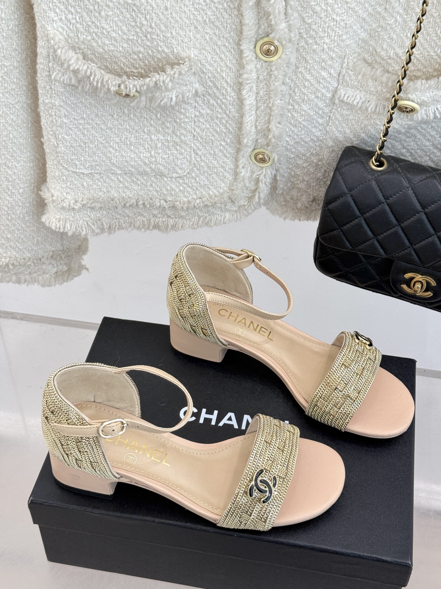 
CHANE*｜小香25。春夏新品 
双C链条⛓️度假风粗跟凉鞋 
今年香奶奶推出了全新夏日度假系列 
