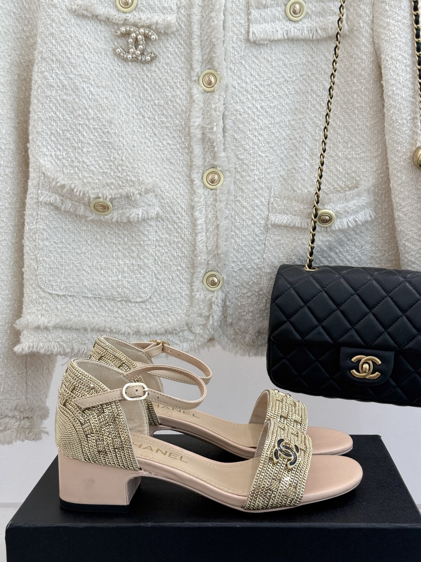 
CHANE*｜小香25。春夏新品 
双C链条⛓️度假风粗跟凉鞋 
今年香奶奶推出了全新夏日度假系列 
