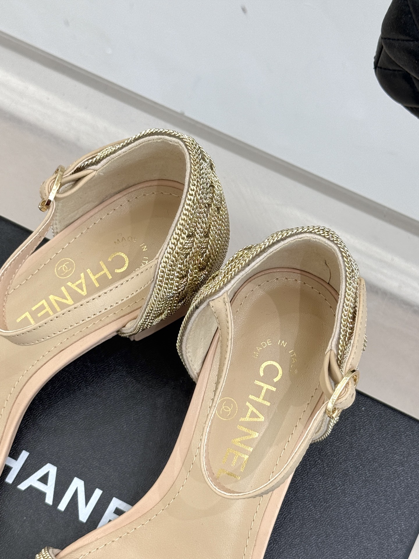 
CHANE*｜小香25。春夏新品 
双C链条⛓️度假风粗跟凉鞋 
今年香奶奶推出了全新夏日度假系列 
