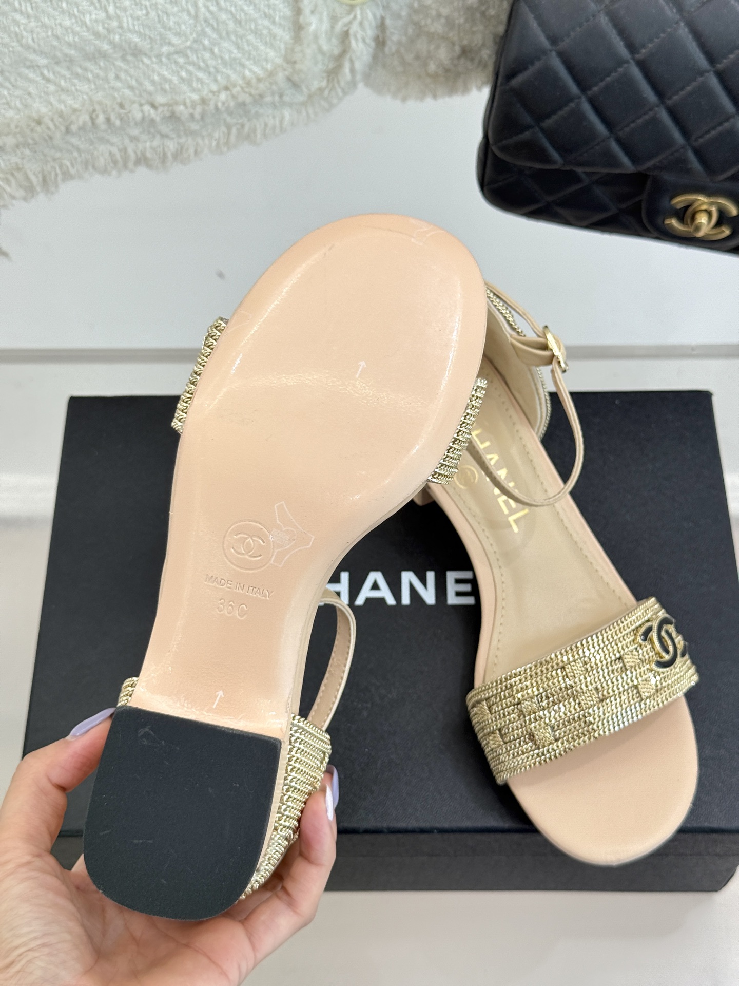 
CHANE*｜小香25。春夏新品 
双C链条⛓️度假风粗跟凉鞋 
今年香奶奶推出了全新夏日度假系列 
