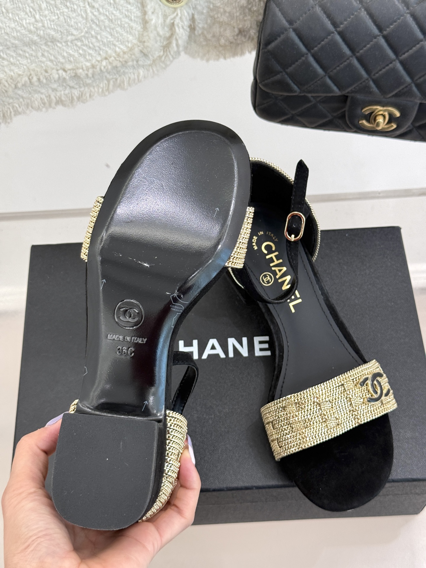 
CHANE*｜小香25。春夏新品 
双C链条⛓️度假风粗跟凉鞋 
今年香奶奶推出了全新夏日度假系列 
