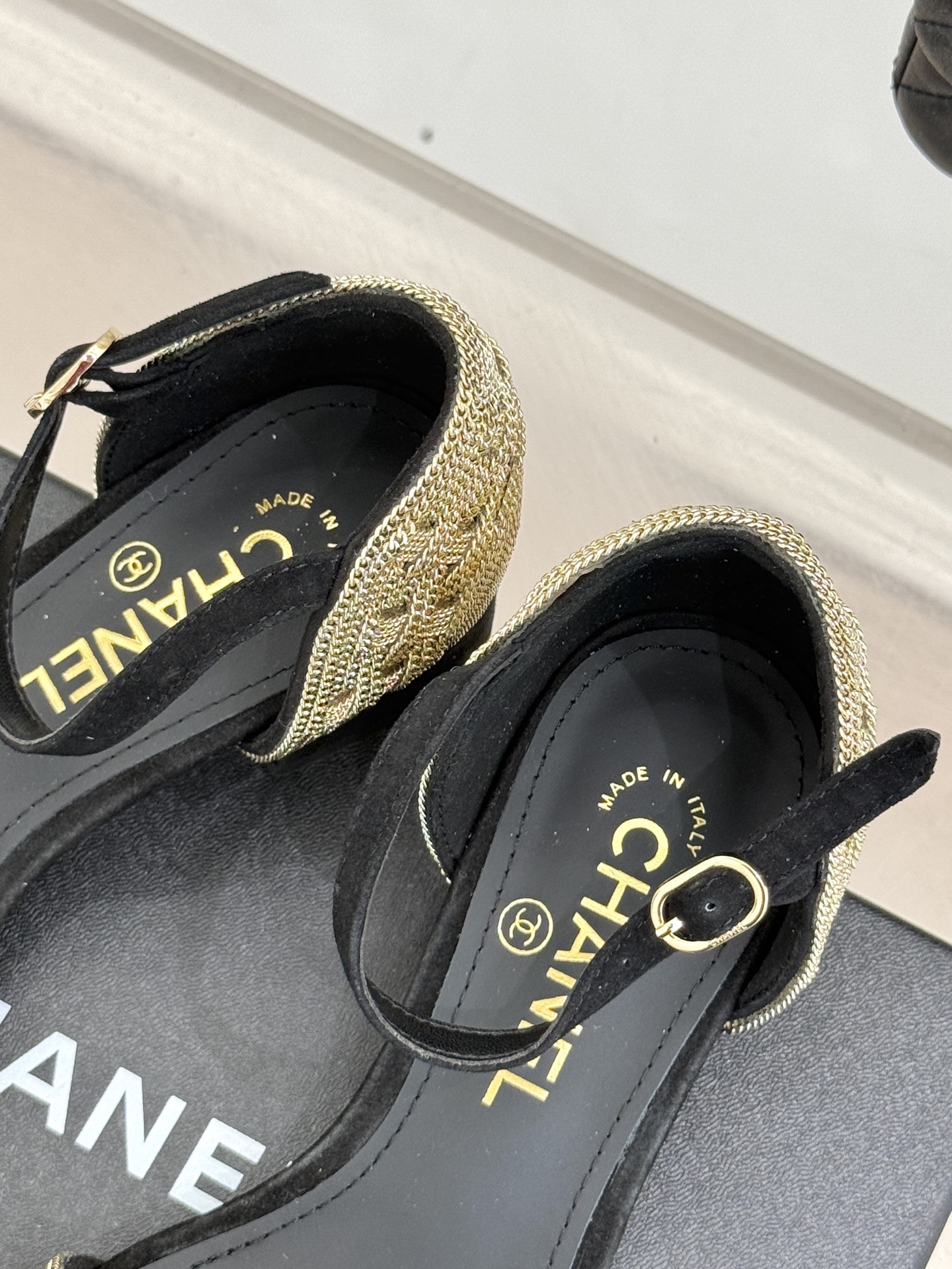 
CHANE*｜小香25。春夏新品 
双C链条⛓️度假风粗跟凉鞋 
今年香奶奶推出了全新夏日度假系列 
