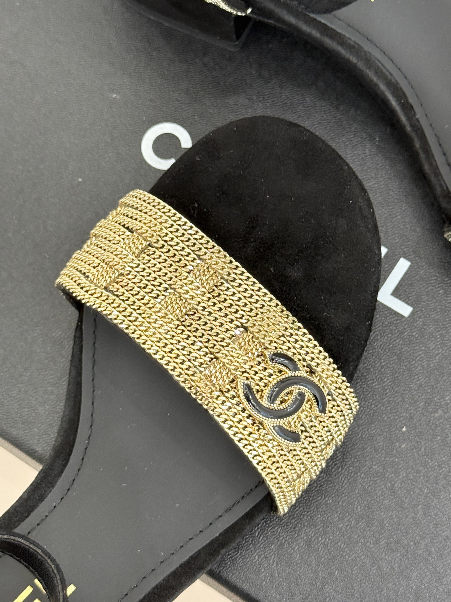 
CHANE*｜小香25。春夏新品 
双C链条⛓️度假风粗跟凉鞋 
今年香奶奶推出了全新夏日度假系列 
