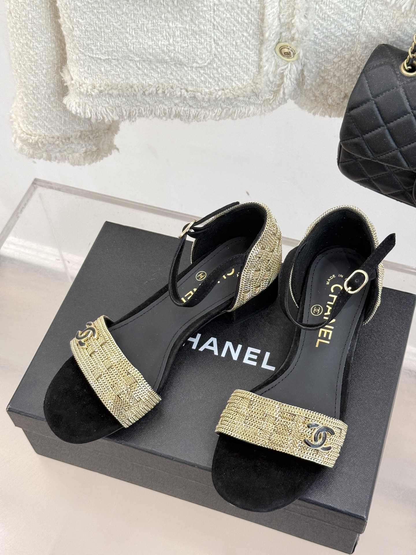 
CHANE*｜小香25。春夏新品 
双C链条⛓️度假风粗跟凉鞋 
今年香奶奶推出了全新夏日度假系列 
