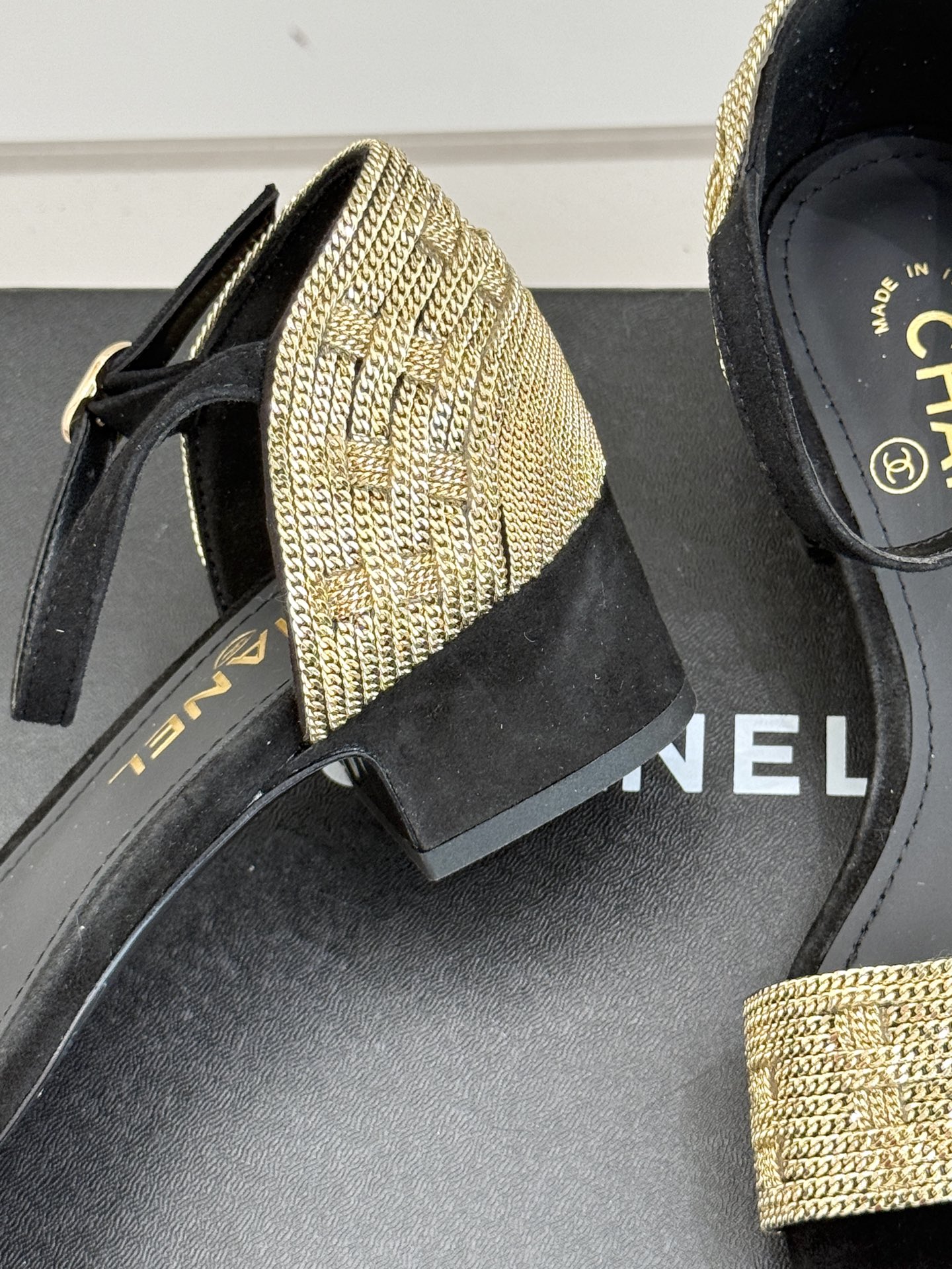 
CHANE*｜小香25。春夏新品 
双C链条⛓️度假风粗跟凉鞋 
今年香奶奶推出了全新夏日度假系列 
