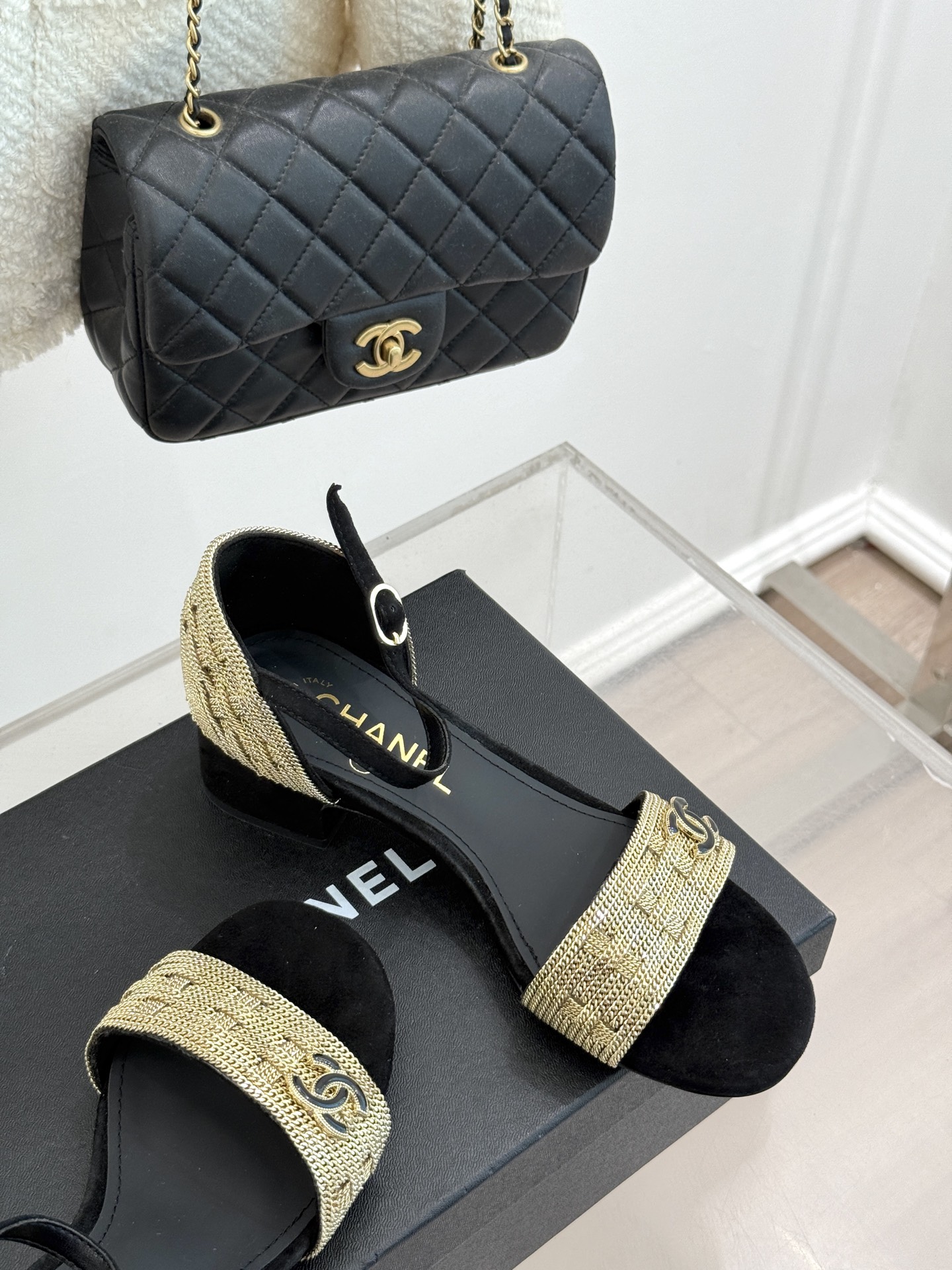 
CHANE*｜小香25。春夏新品 
双C链条⛓️度假风粗跟凉鞋 
今年香奶奶推出了全新夏日度假系列 
