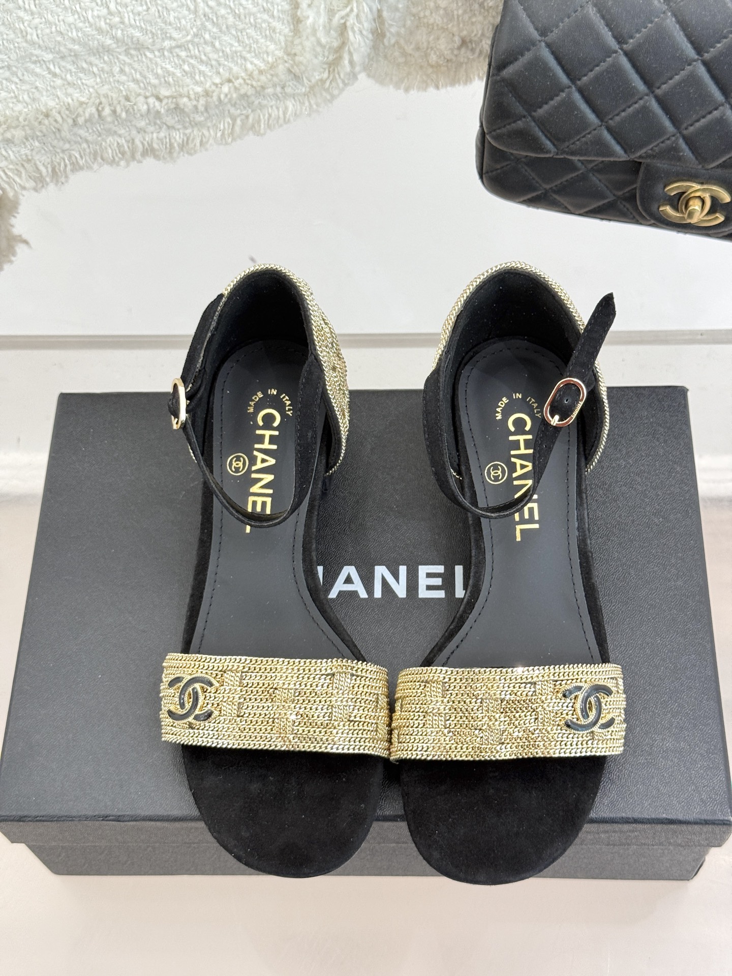 
CHANE*｜小香25。春夏新品 
双C链条⛓️度假风粗跟凉鞋 
今年香奶奶推出了全新夏日度假系列 
