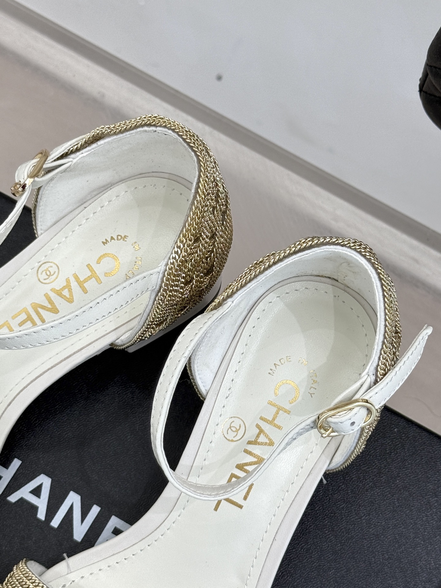 
CHANE*｜小香25。春夏新品 
双C链条⛓️度假风粗跟凉鞋 
今年香奶奶推出了全新夏日度假系列 
