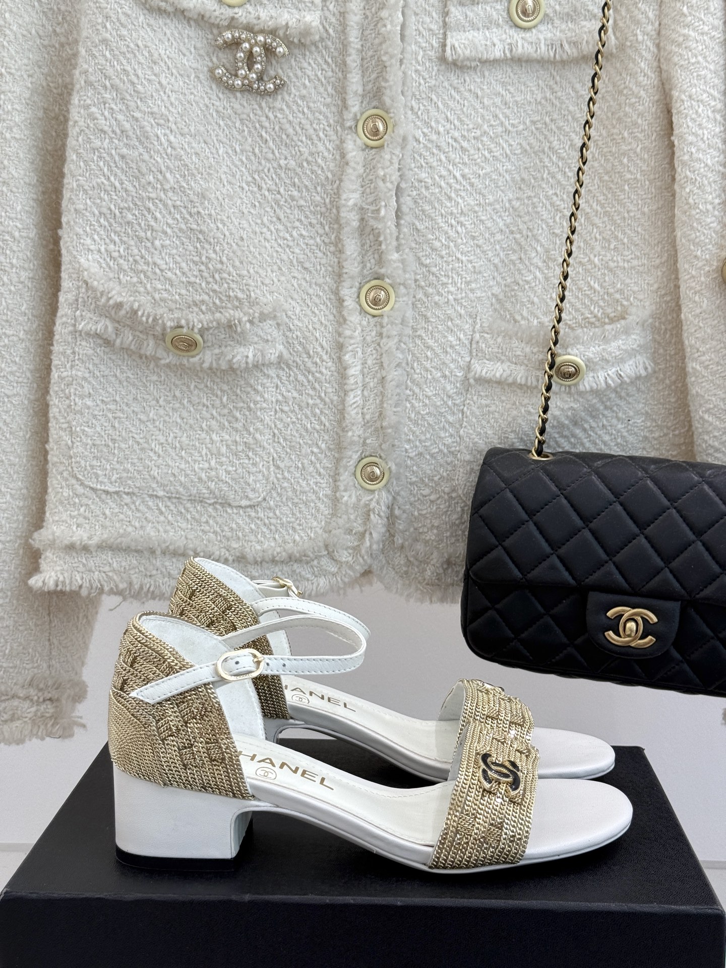 
CHANE*｜小香25。春夏新品 
双C链条⛓️度假风粗跟凉鞋 
今年香奶奶推出了全新夏日度假系列 
