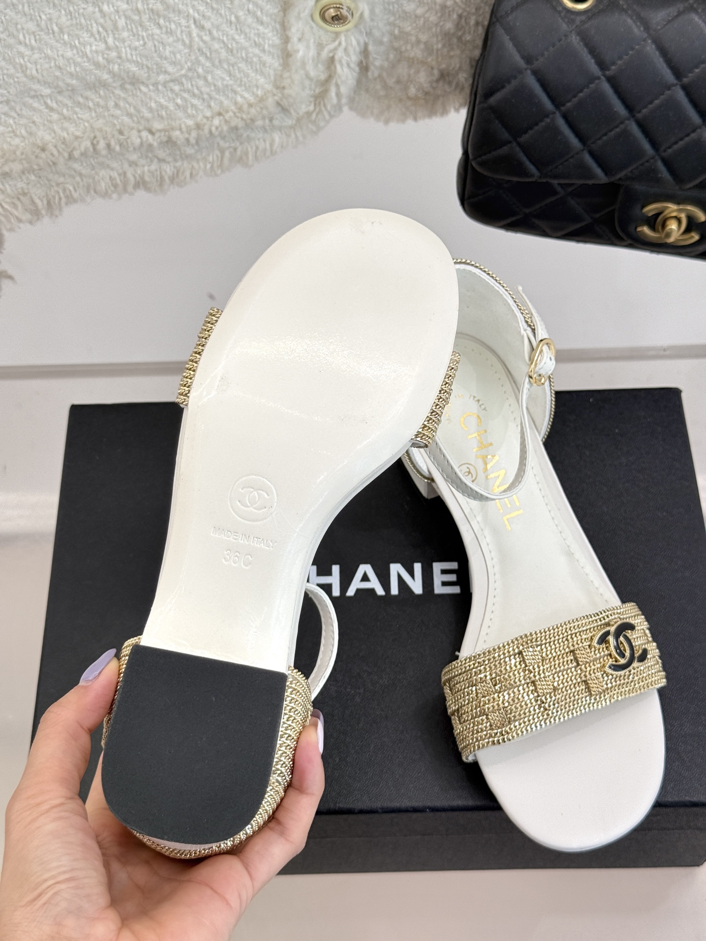 
CHANE*｜小香25。春夏新品 
双C链条⛓️度假风粗跟凉鞋 
今年香奶奶推出了全新夏日度假系列 
