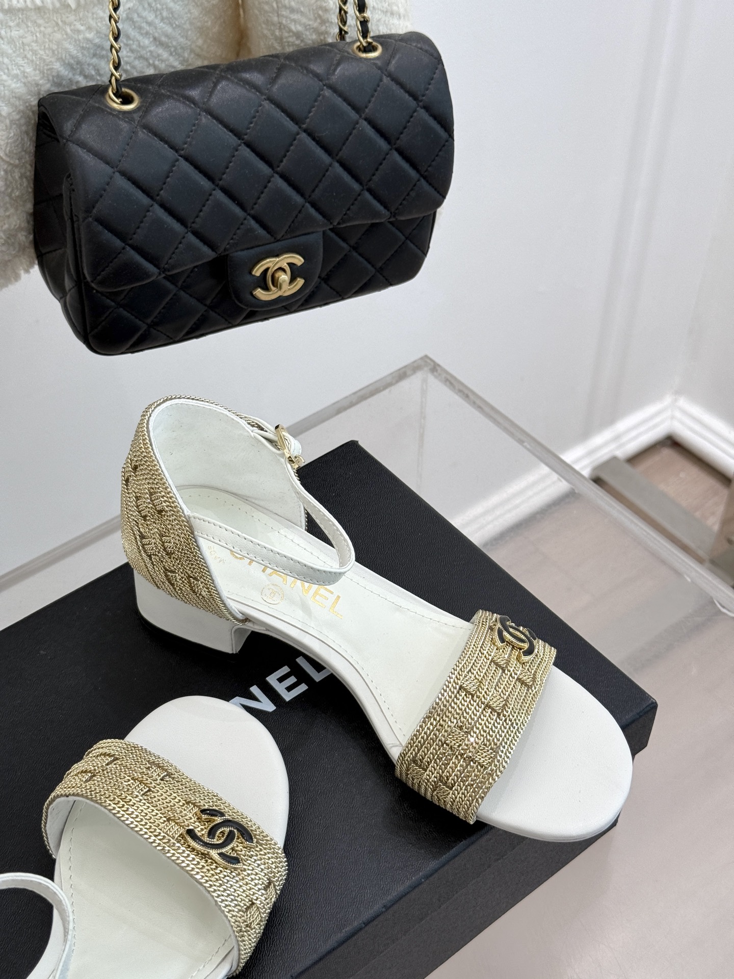 
CHANE*｜小香25。春夏新品 
双C链条⛓️度假风粗跟凉鞋 
今年香奶奶推出了全新夏日度假系列 
