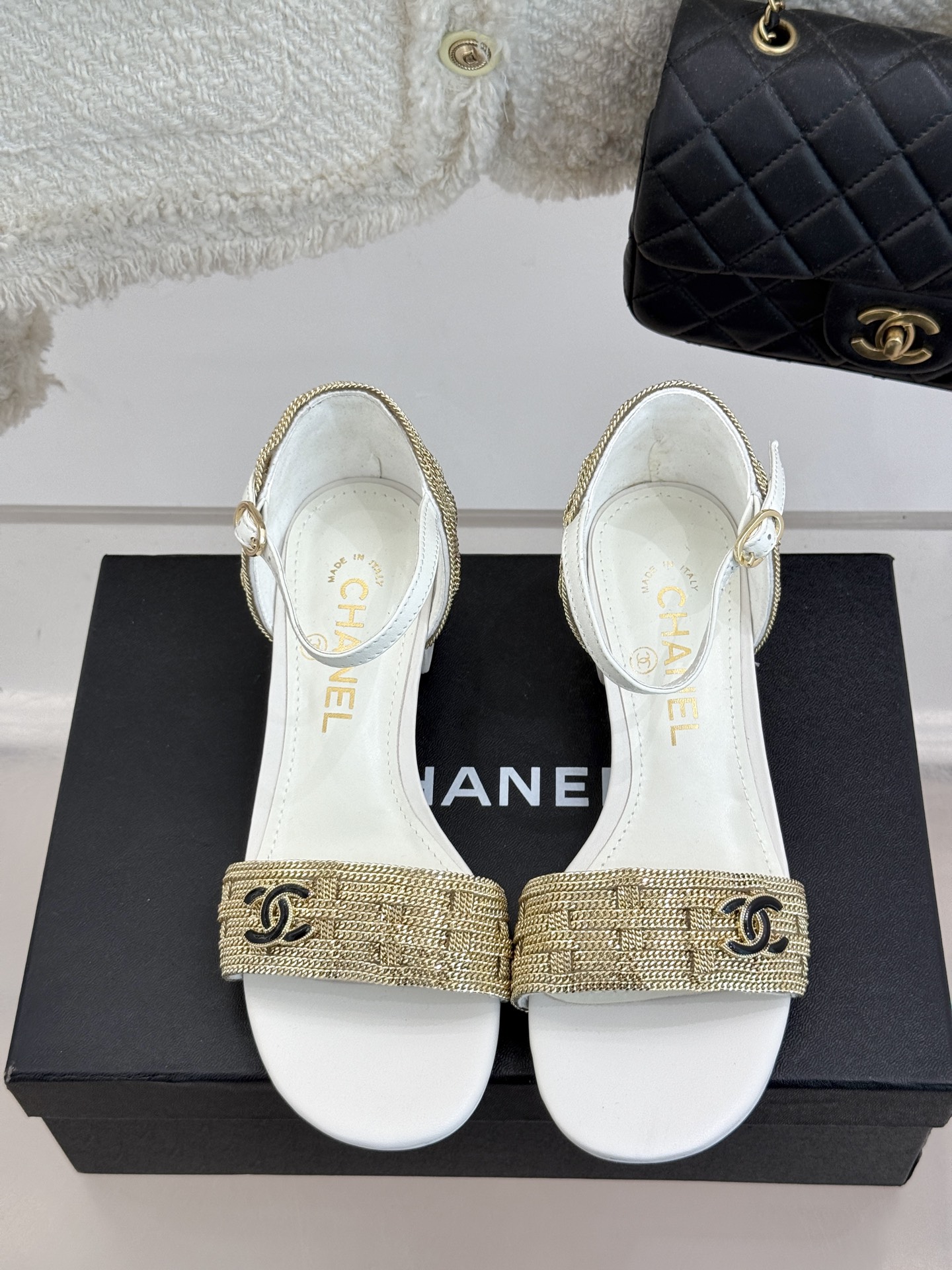 
CHANE*｜小香25。春夏新品 
双C链条⛓️度假风粗跟凉鞋 
今年香奶奶推出了全新夏日度假系列 
