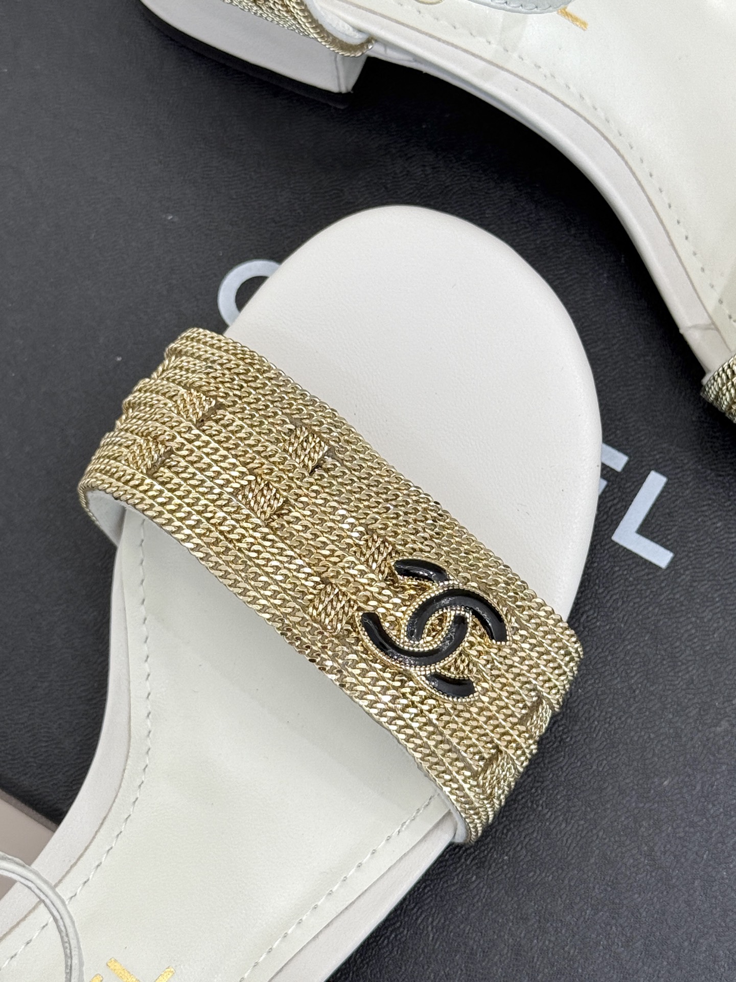 
CHANE*｜小香25。春夏新品 
双C链条⛓️度假风粗跟凉鞋 
今年香奶奶推出了全新夏日度假系列 
