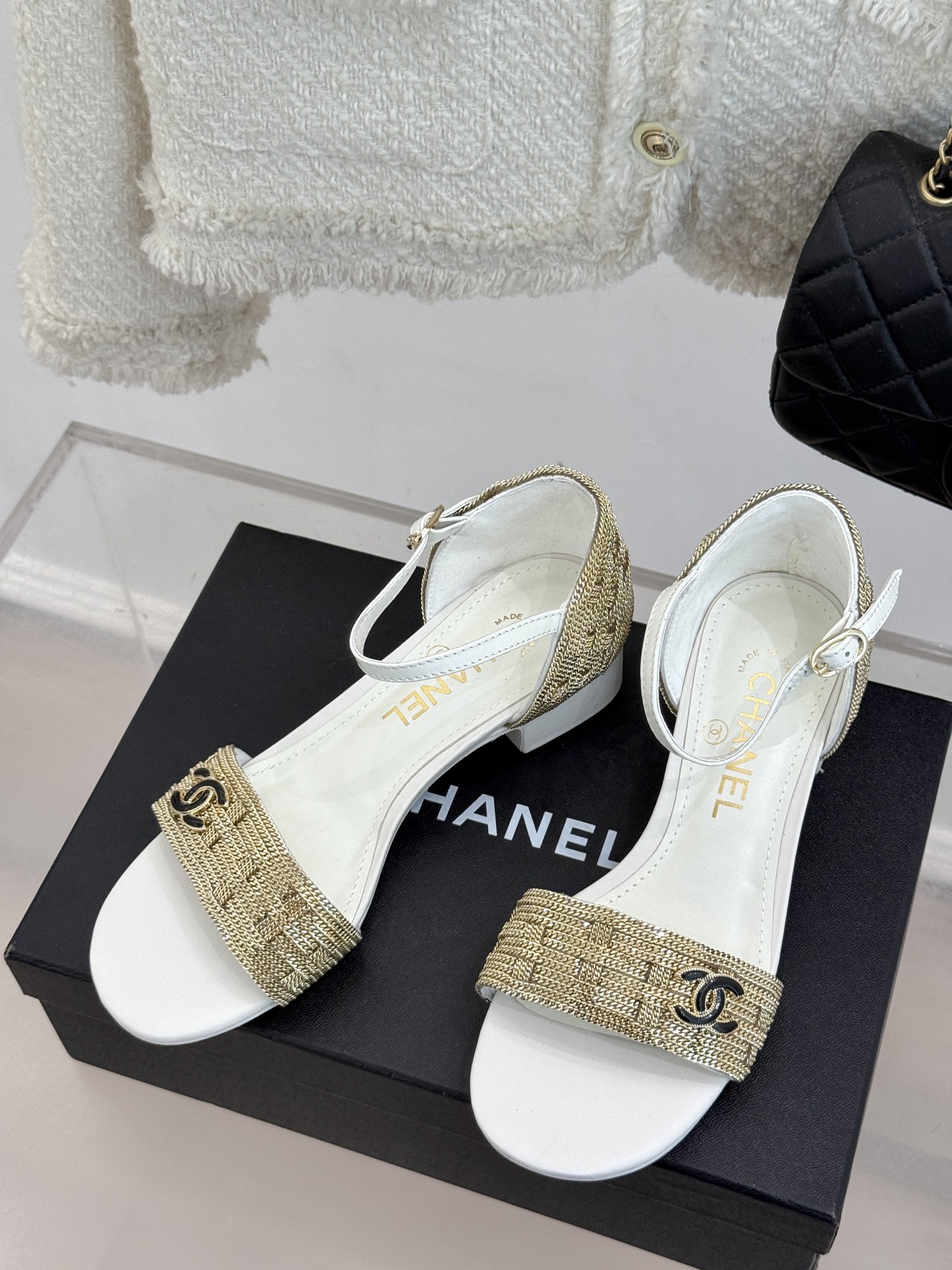 
CHANE*｜小香25。春夏新品 
双C链条⛓️度假风粗跟凉鞋 
今年香奶奶推出了全新夏日度假系列 
