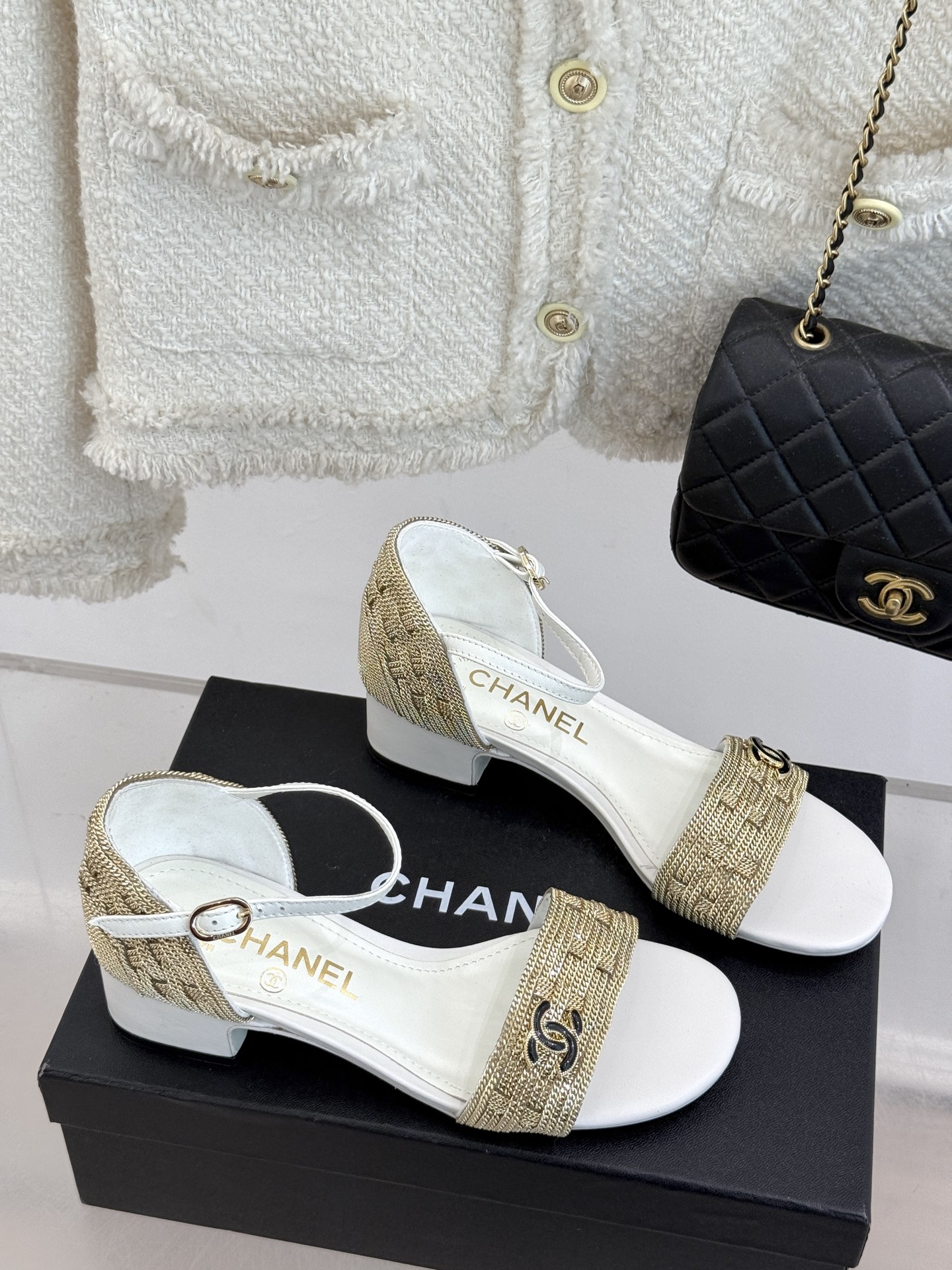 
CHANE*｜小香25。春夏新品 
双C链条⛓️度假风粗跟凉鞋 
今年香奶奶推出了全新夏日度假系列 
