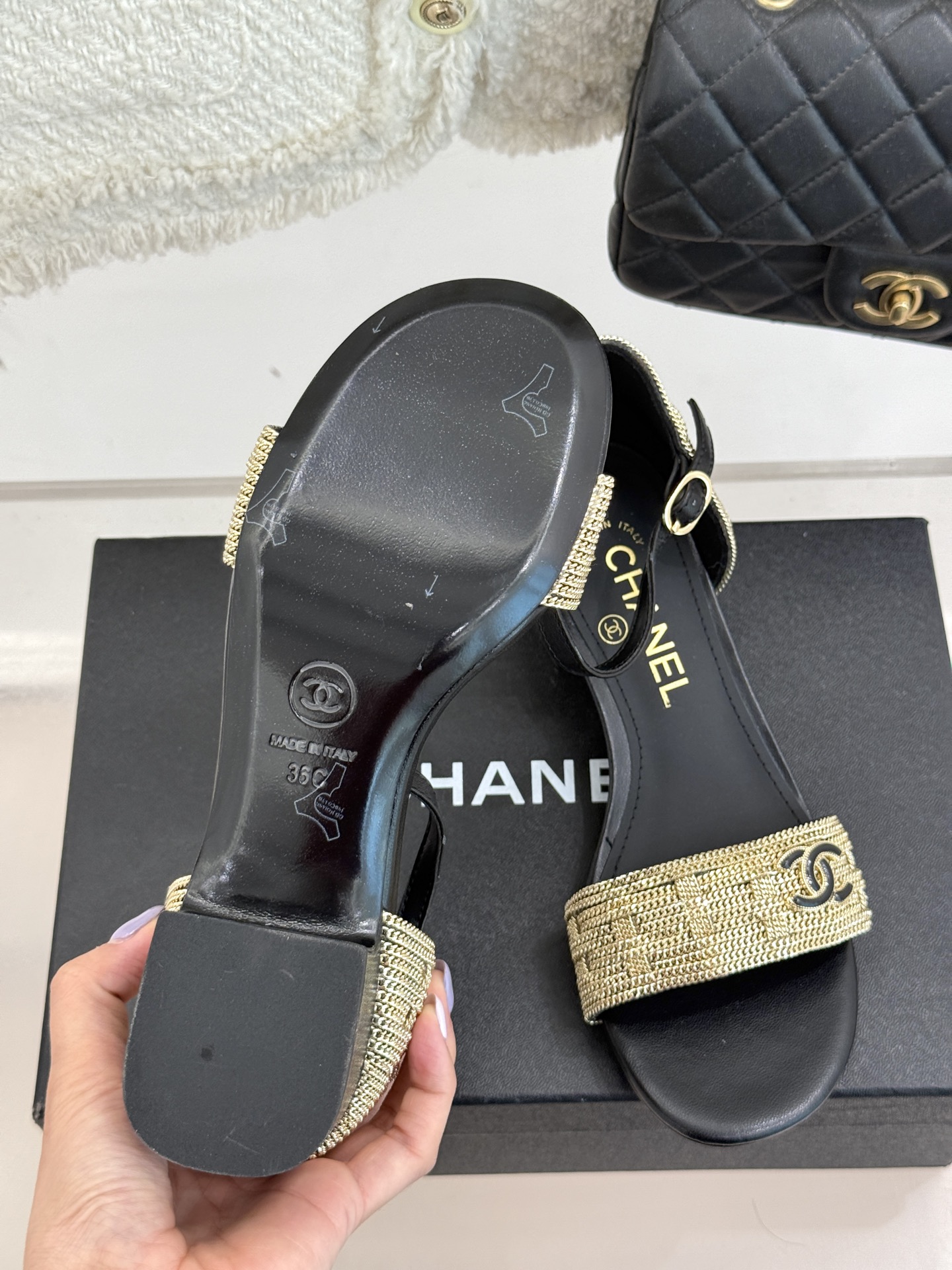 
CHANE*｜小香25。春夏新品 
双C链条⛓️度假风粗跟凉鞋 
今年香奶奶推出了全新夏日度假系列 
