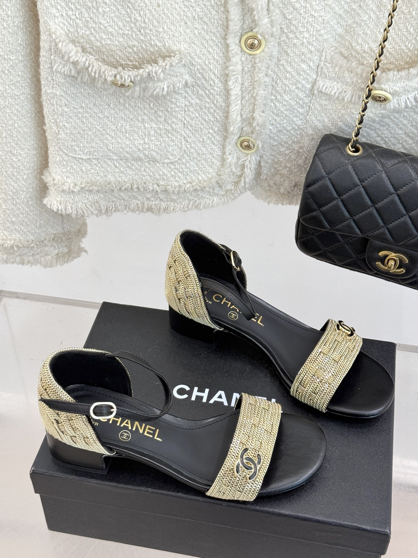 
CHANE*｜小香25。春夏新品 
双C链条⛓️度假风粗跟凉鞋 
今年香奶奶推出了全新夏日度假系列 
