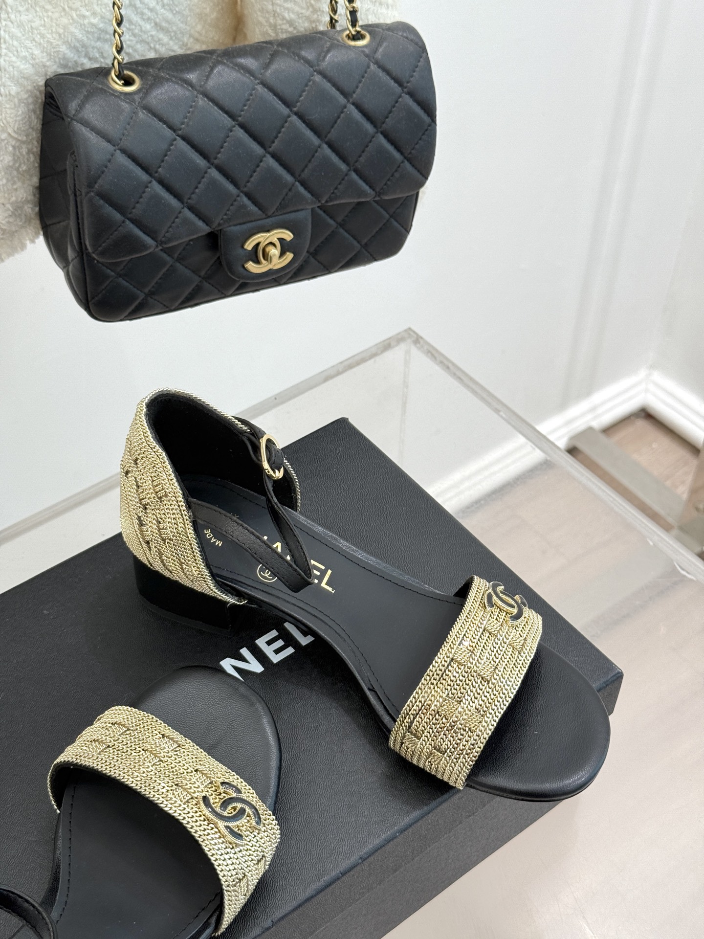 
CHANE*｜小香25。春夏新品 
双C链条⛓️度假风粗跟凉鞋 
今年香奶奶推出了全新夏日度假系列 

