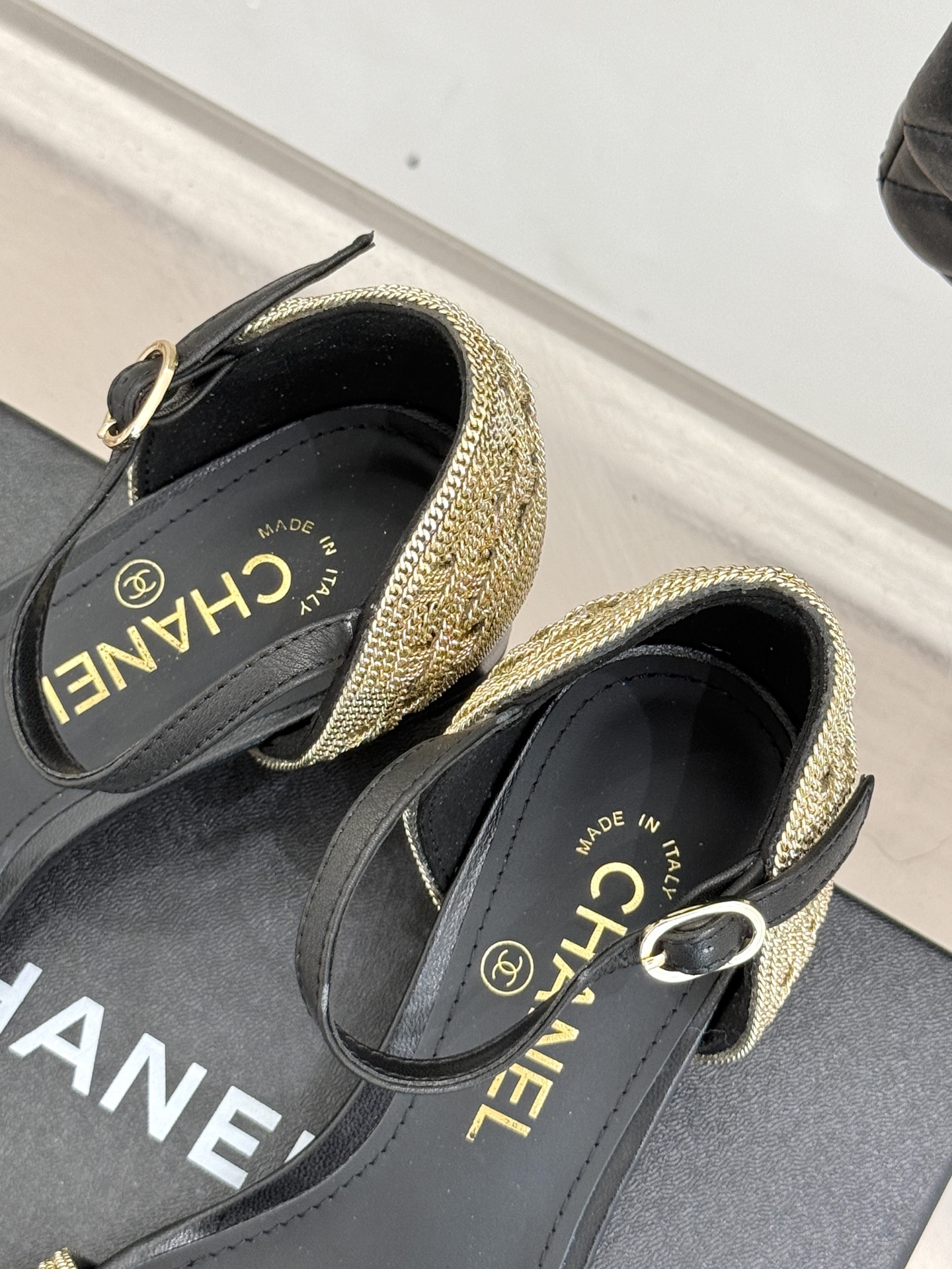 
CHANE*｜小香25。春夏新品 
双C链条⛓️度假风粗跟凉鞋 
今年香奶奶推出了全新夏日度假系列 
