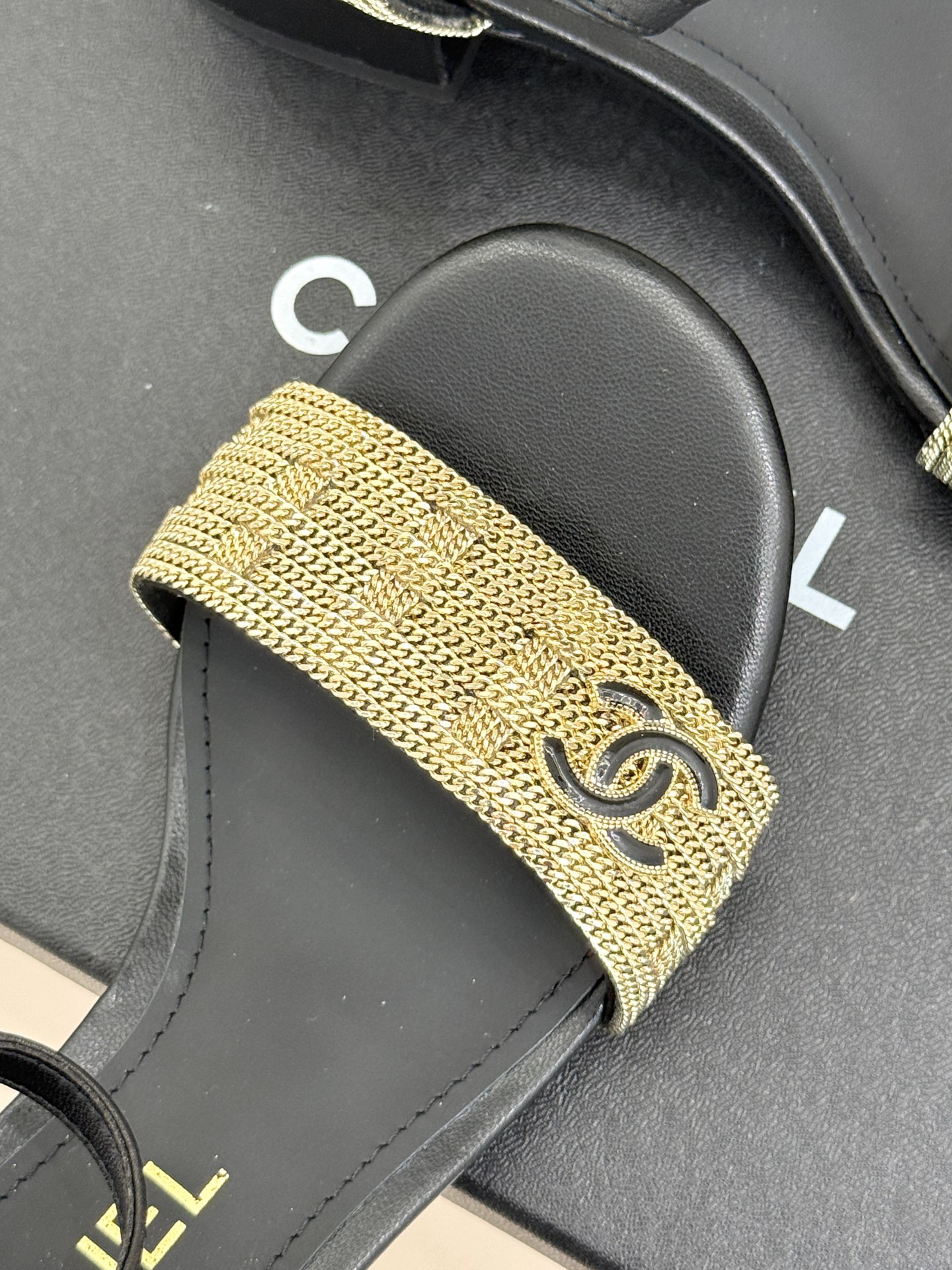 
CHANE*｜小香25。春夏新品 
双C链条⛓️度假风粗跟凉鞋 
今年香奶奶推出了全新夏日度假系列 
