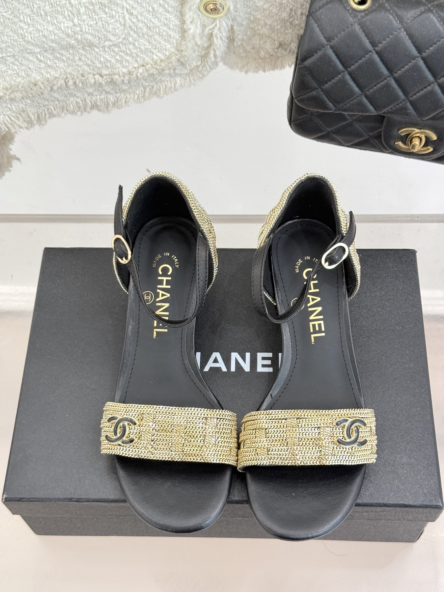 
CHANE*｜小香25。春夏新品 
双C链条⛓️度假风粗跟凉鞋 
今年香奶奶推出了全新夏日度假系列 

